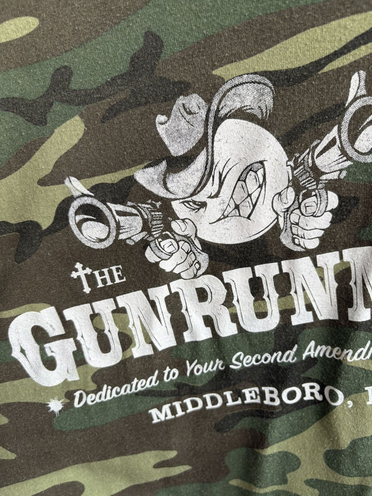 Vintage Vintage Streetwear 90s Faded Camo Gun Store T-shirt Size US L / EU 52-54 / 3 - 3 Thumbnail