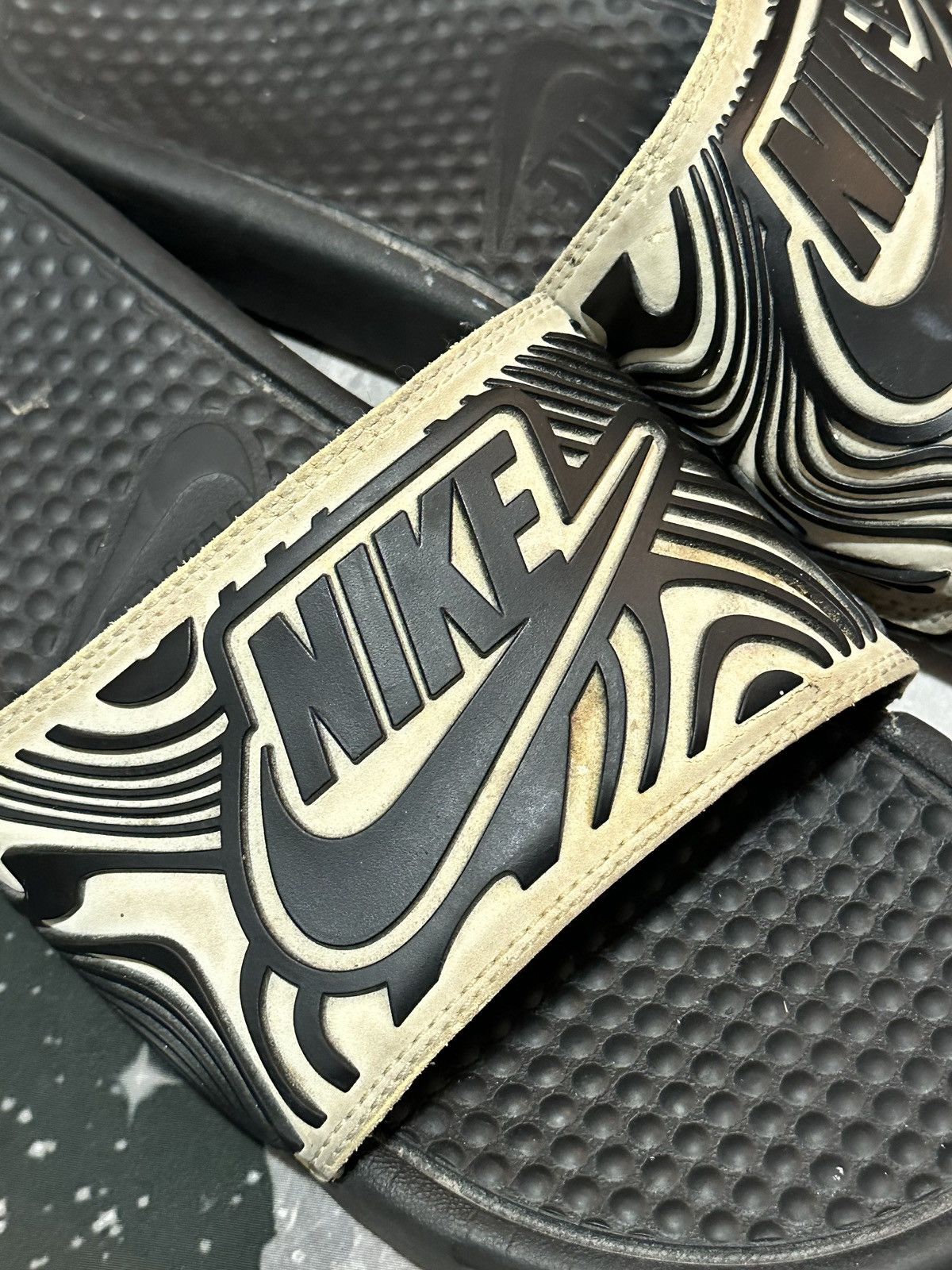 Nike Nike Benassi JDI Slides White Black Abstract Size US 9 / EU 42 - 2 Thumbnail