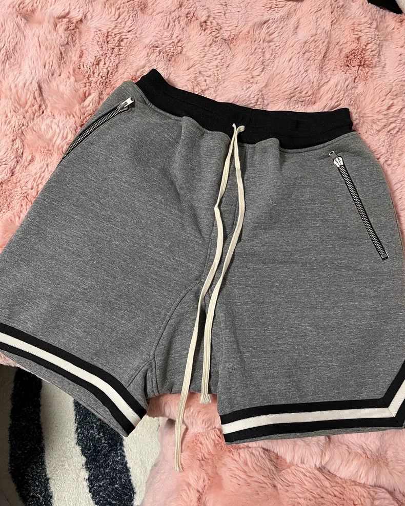 Fear of God Fear of God The main line shorts are gray short Size US 30 / EU 46 - 1 Thumbnail