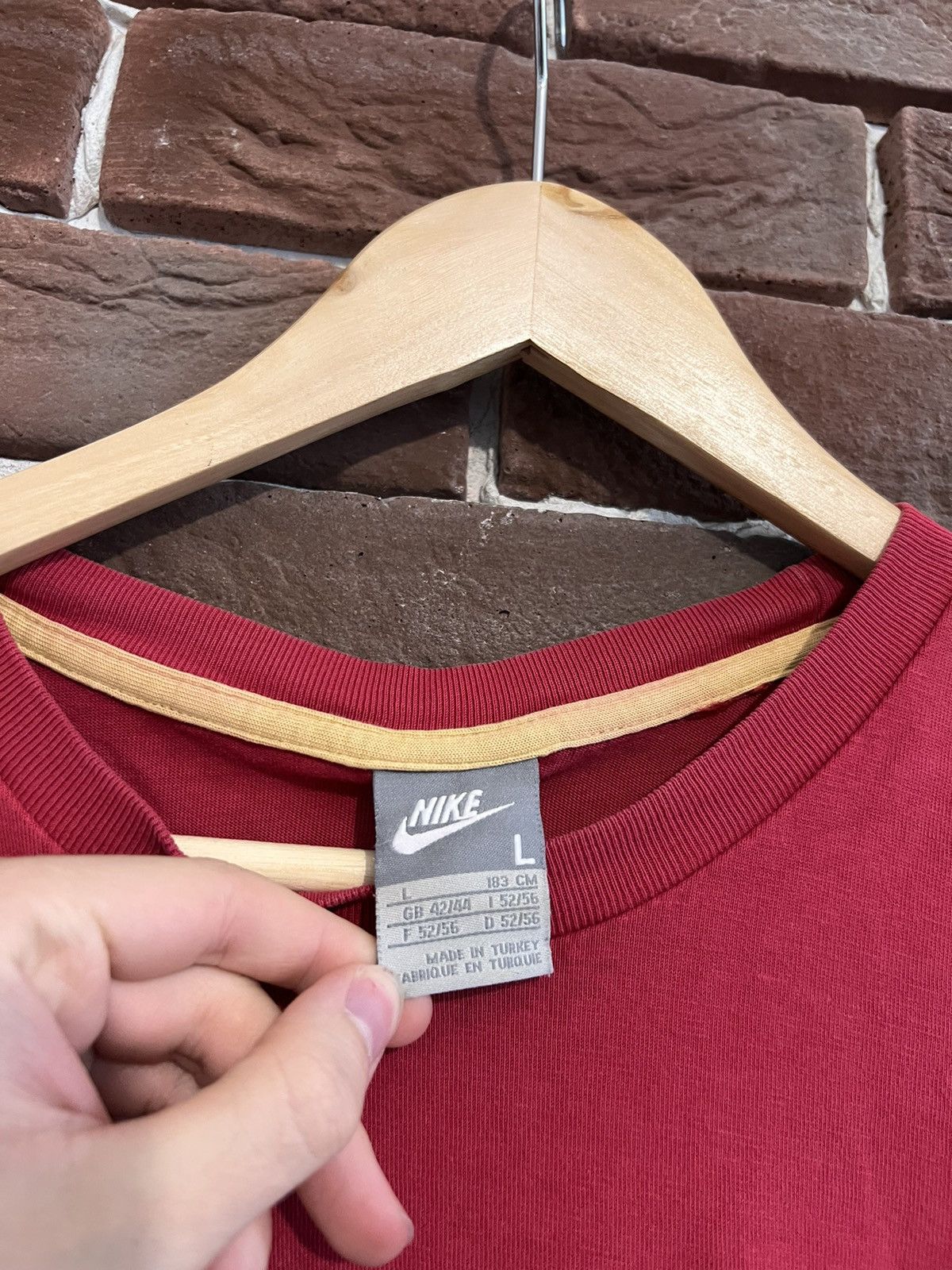 Nike Rare Vintage FC Barcelona 00s Red Messi Nike Swoosh Tshirt Size US L / EU 52-54 / 3 - 5 Thumbnail