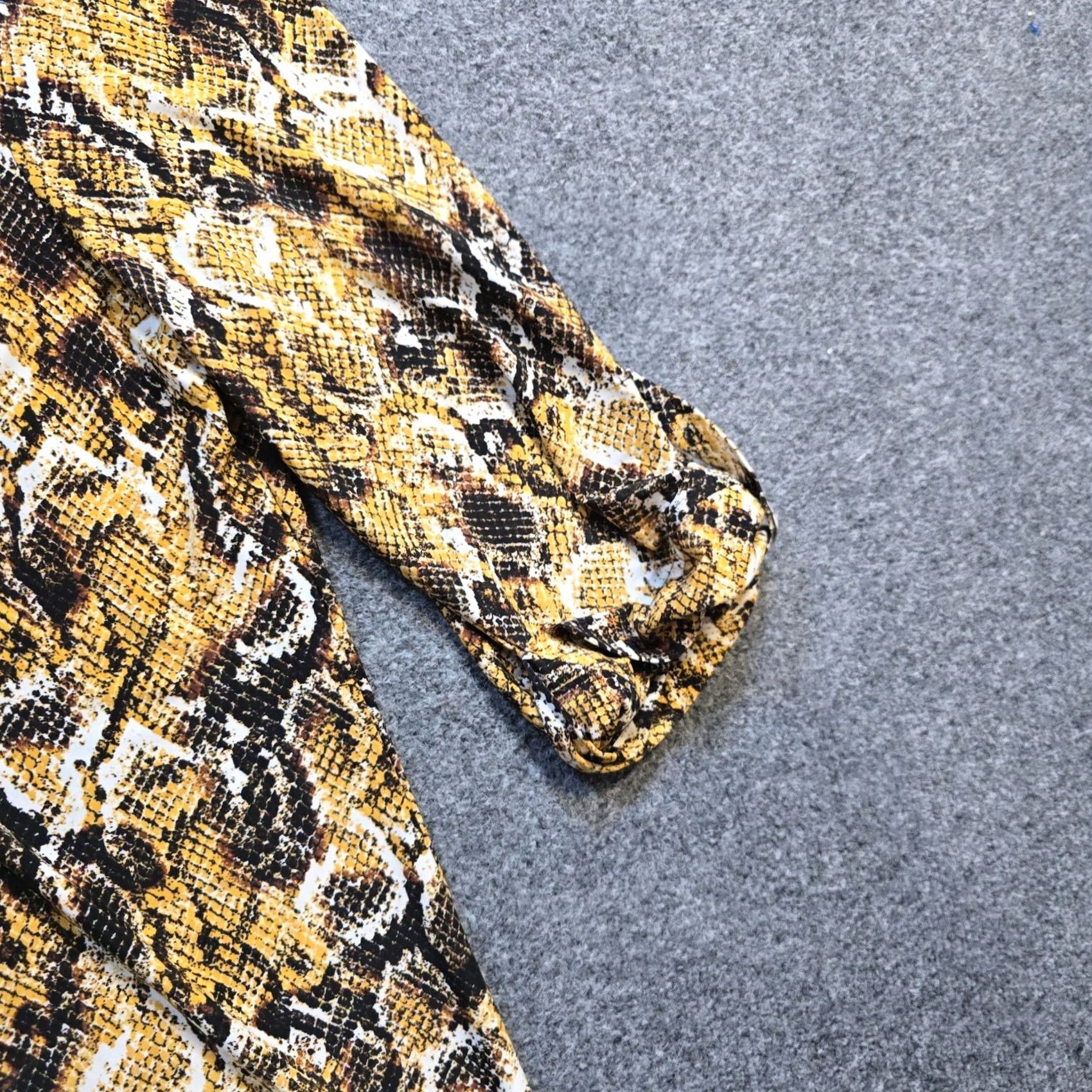 Vintage Cocomo Top Womens 2X Yellow Snakeskin 3/4 Sleeve V-Neck Stretchy Casual Blouse Size XXL / US 16-18 / IT 52-54 - 3 Thumbnail