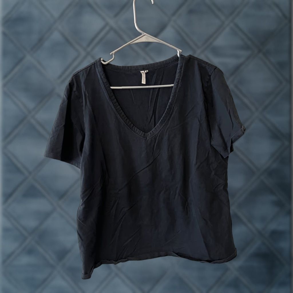 Banana Republic Banana Republic T-shirt Women Size Large Black V-Neck Solid Size L / US 10 / IT 46 - 1 Thumbnail