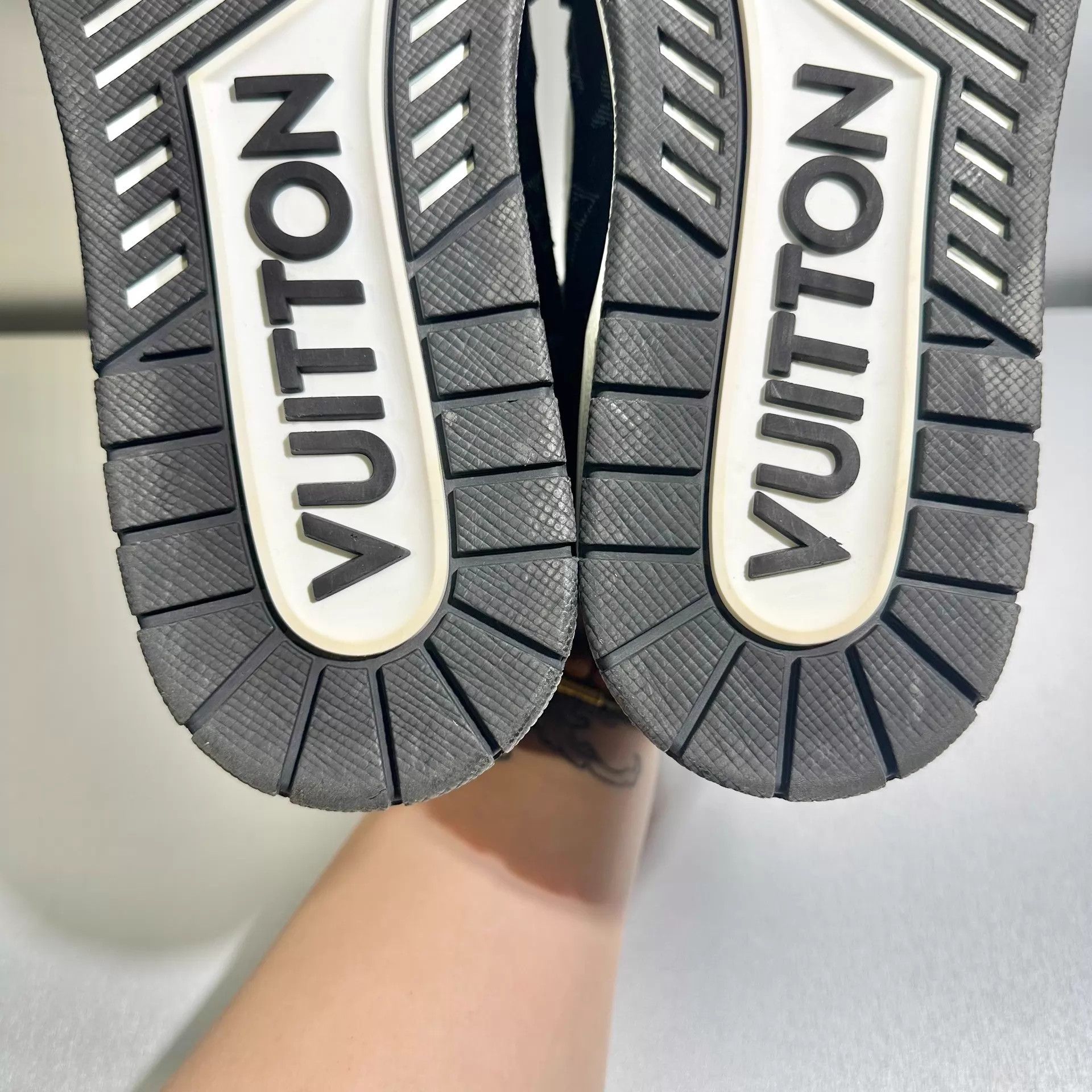 Louis Vuitton Louis Vuitton Trainer B&W Denim 8/42 Worn once Size US 9 / EU 42 - 8 Thumbnail