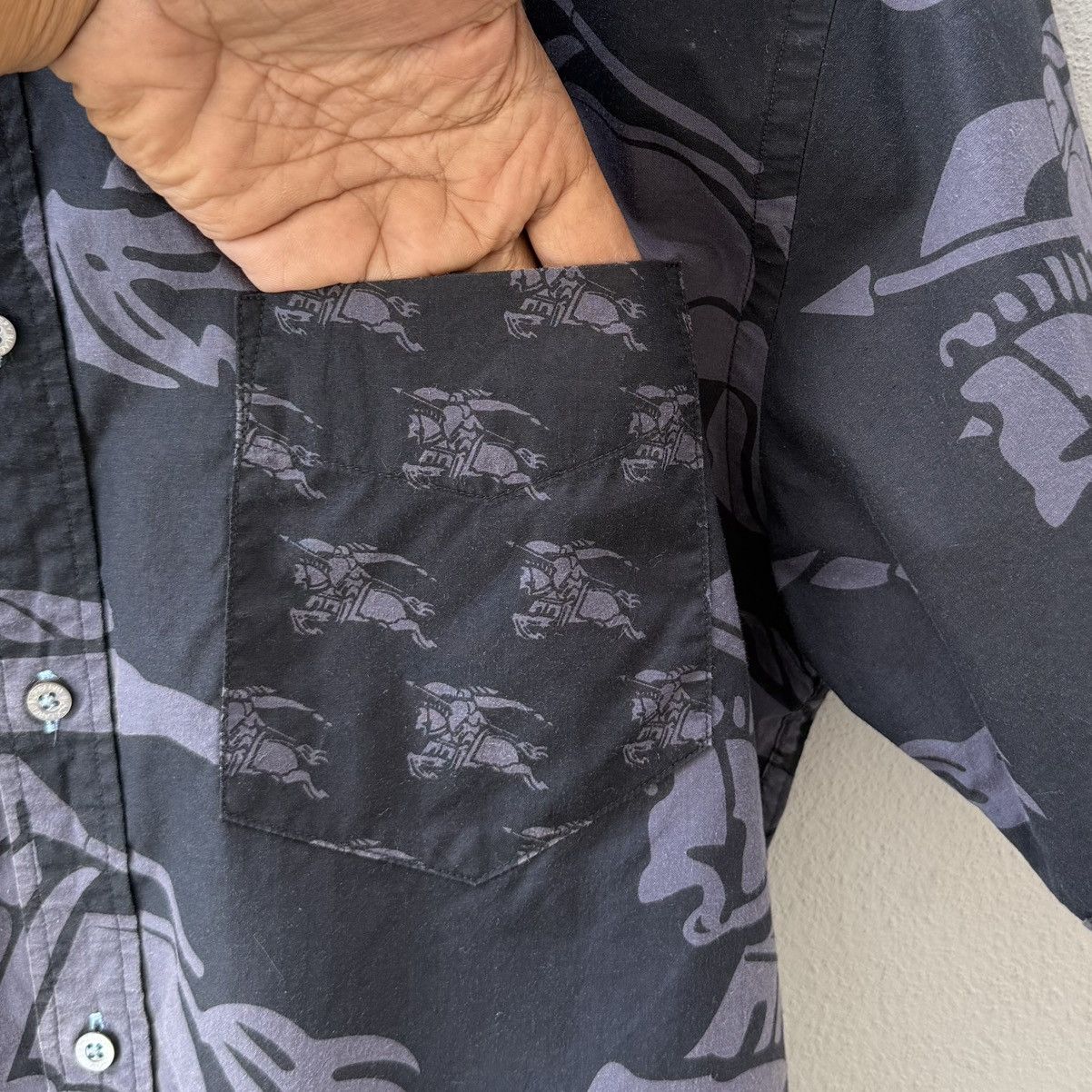 Burberry Burberry Black Label Fullprint Logo Button Up Size US L / EU 52-54 / 3 - 4 Thumbnail
