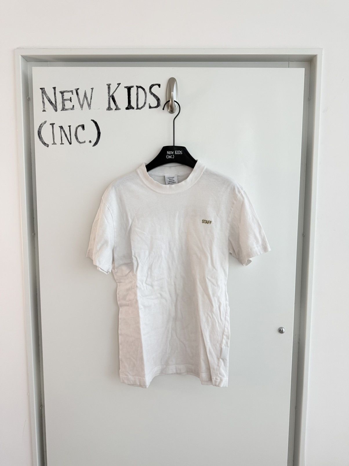Vetements Vetements Staff T Shirt Size US S / EU 44-46 / 1 - 1 Thumbnail
