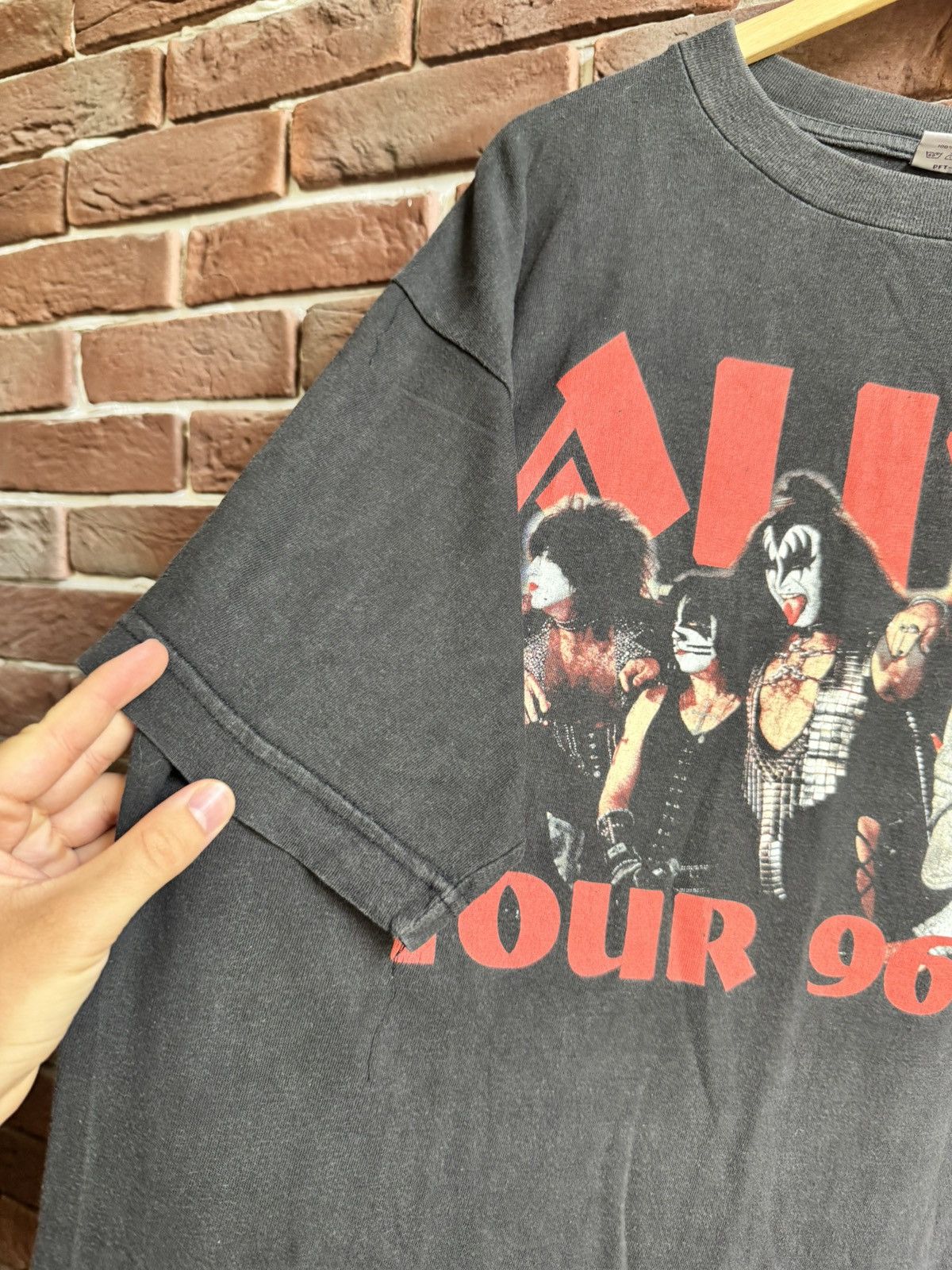 Band Tees Vintage Rare Kiss Alive Worldwide 96/97 Band Tour Tshirt Size US XL / EU 56 / 4 - 3 Thumbnail