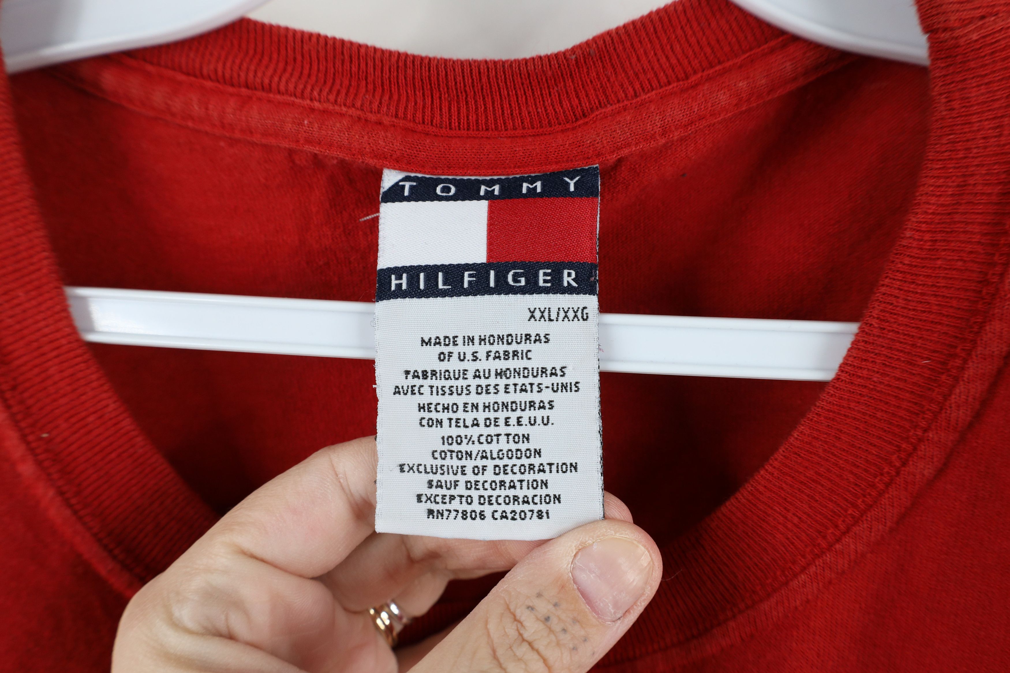 Tommy Hilfiger × Vintage Vintage 90s Tommy Hilfiger Center Logo T-Shirt Red Cotton Size US XXL / EU 58 / 5 - 6 Thumbnail