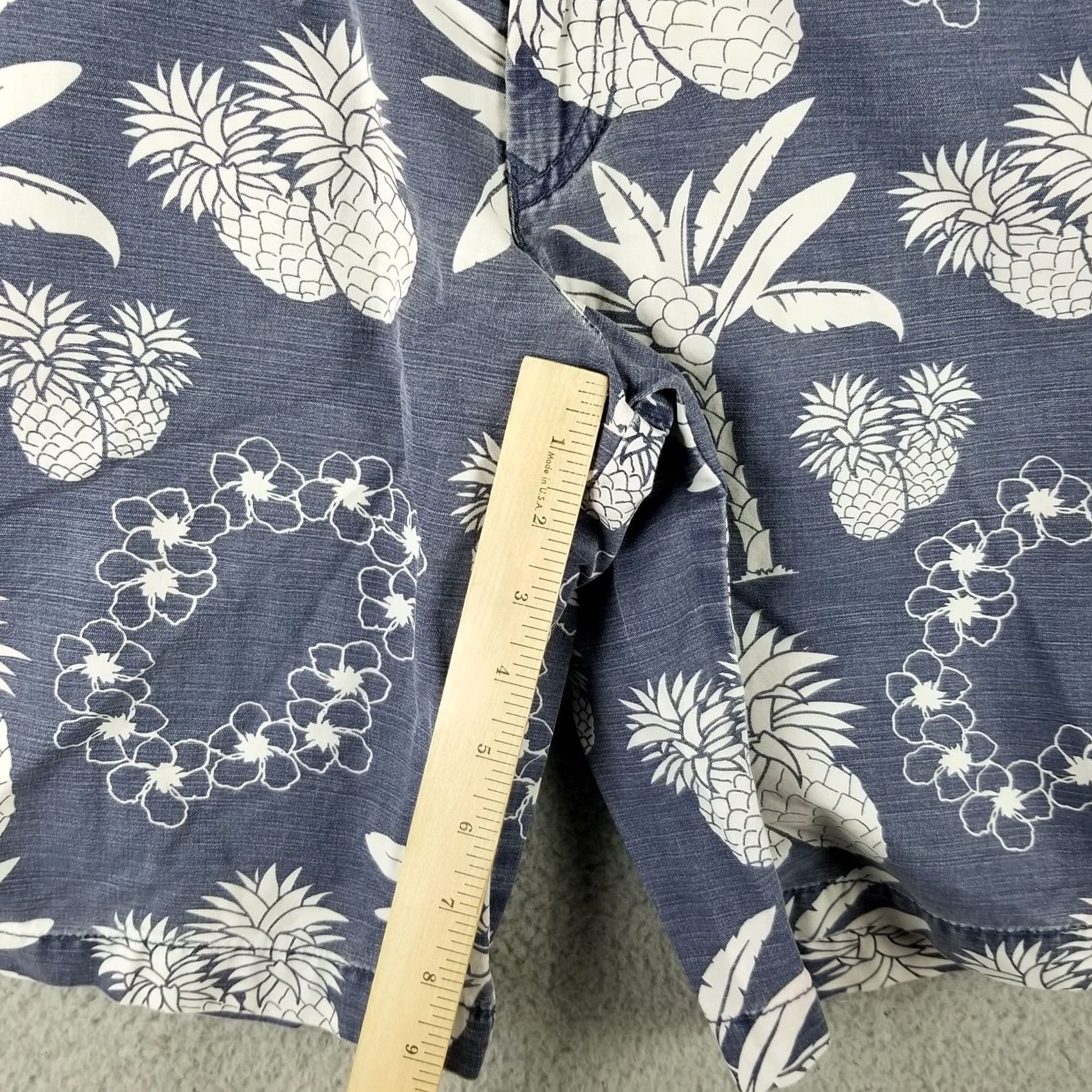 Izod IZOD Shorts Men 30W Denim Pineapple AOP Hawaiian Floral Lei Garland Floral Denim Pineapple Hawaii Mens 30W Size US 30 / EU 46 - 6 Thumbnail