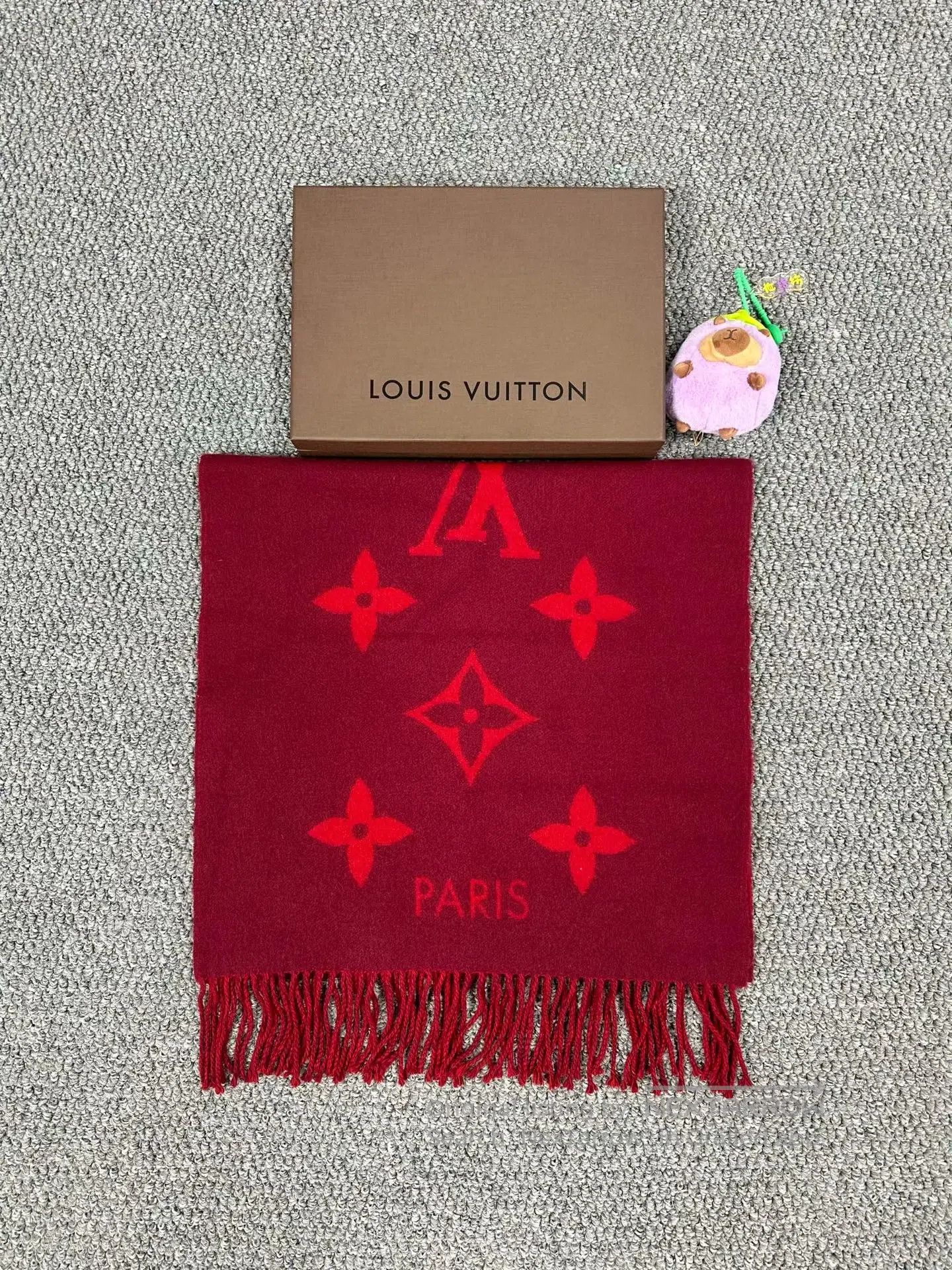 Louis Vuitton Louis Vuitton Red Printed Logo Double-Sided Cashmere Scarf Size ONE SIZE - 3 Thumbnail