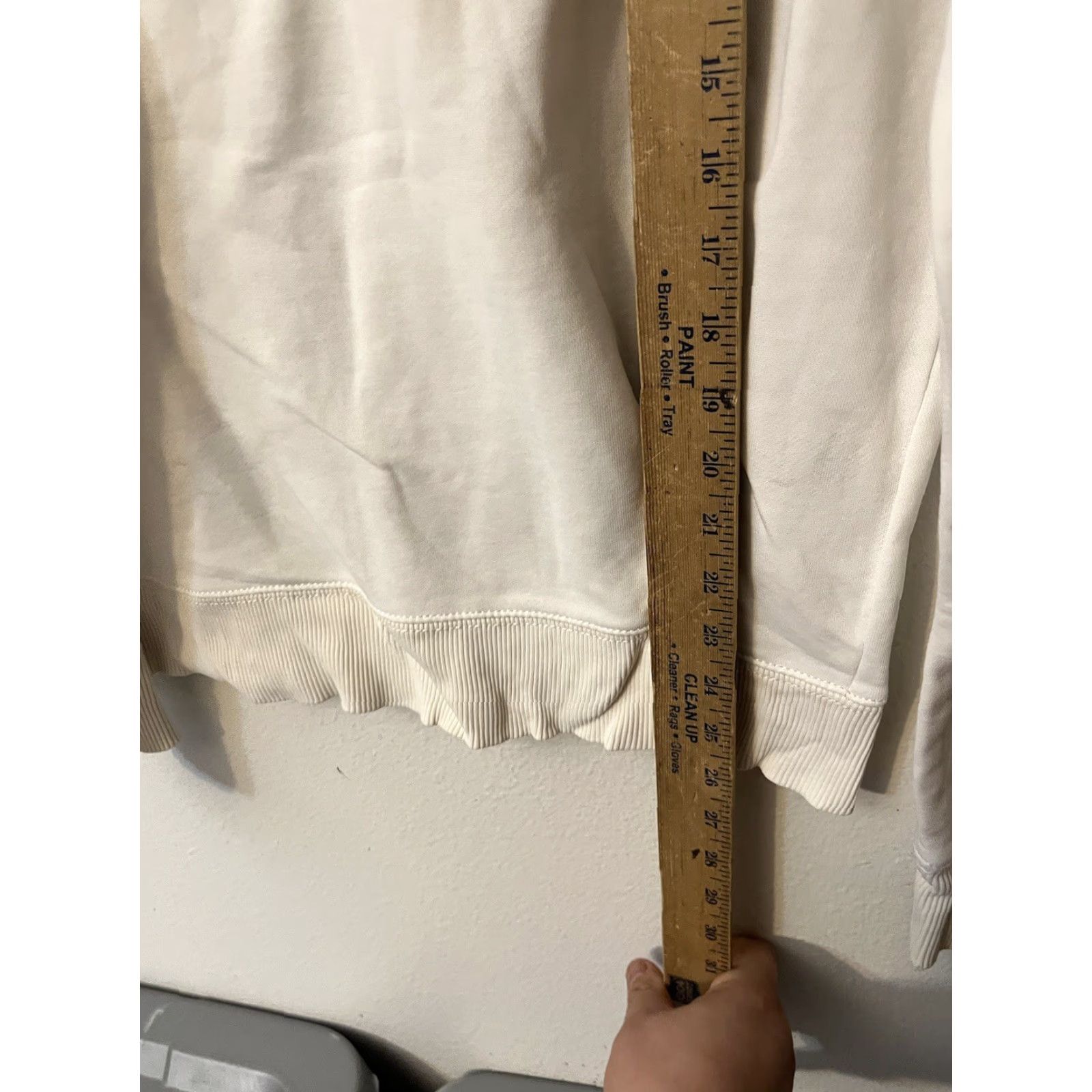 Tommy Hilfiger Tommy Hilfiger Sweater White W/ Logo Sweatshirt Unisex Adults Size Medium EUC Size US M / EU 48-50 / 2 - 4 Thumbnail