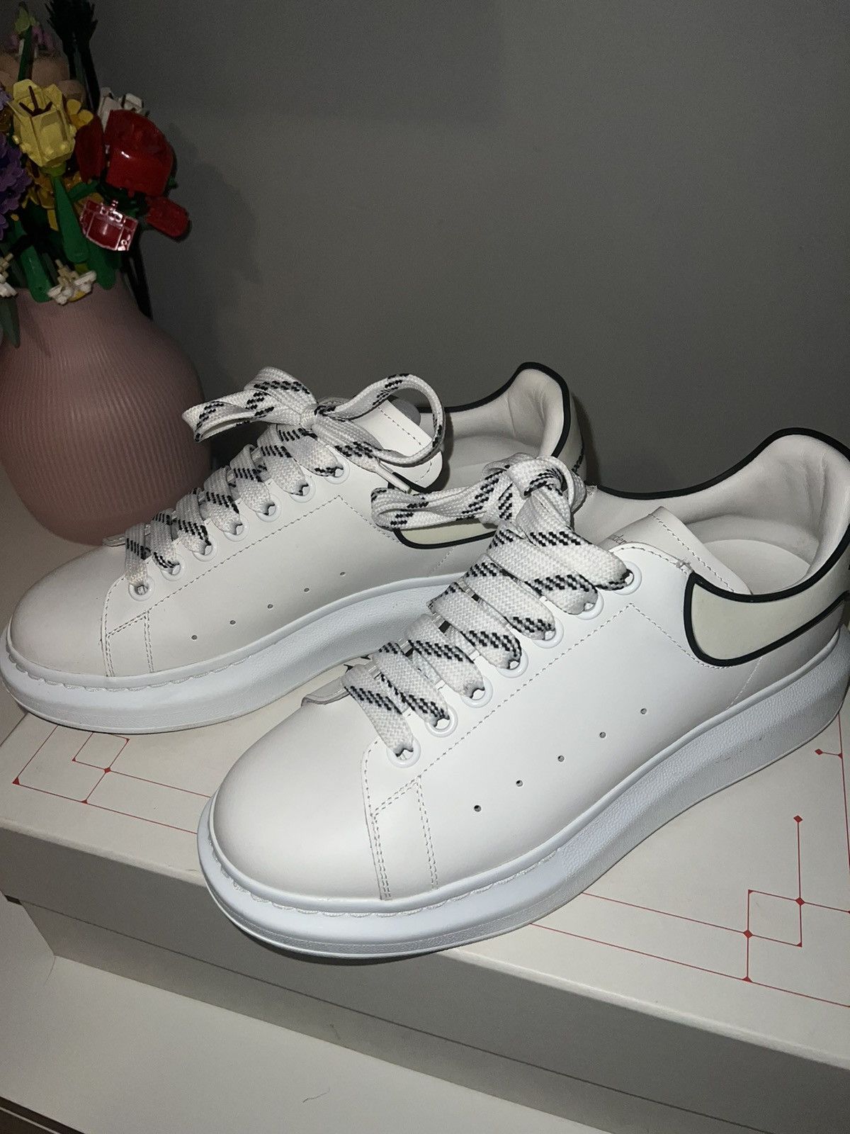 ALEXANDER MCQUEEN OVERSIZED SNEAKER BLACK OUTLINE