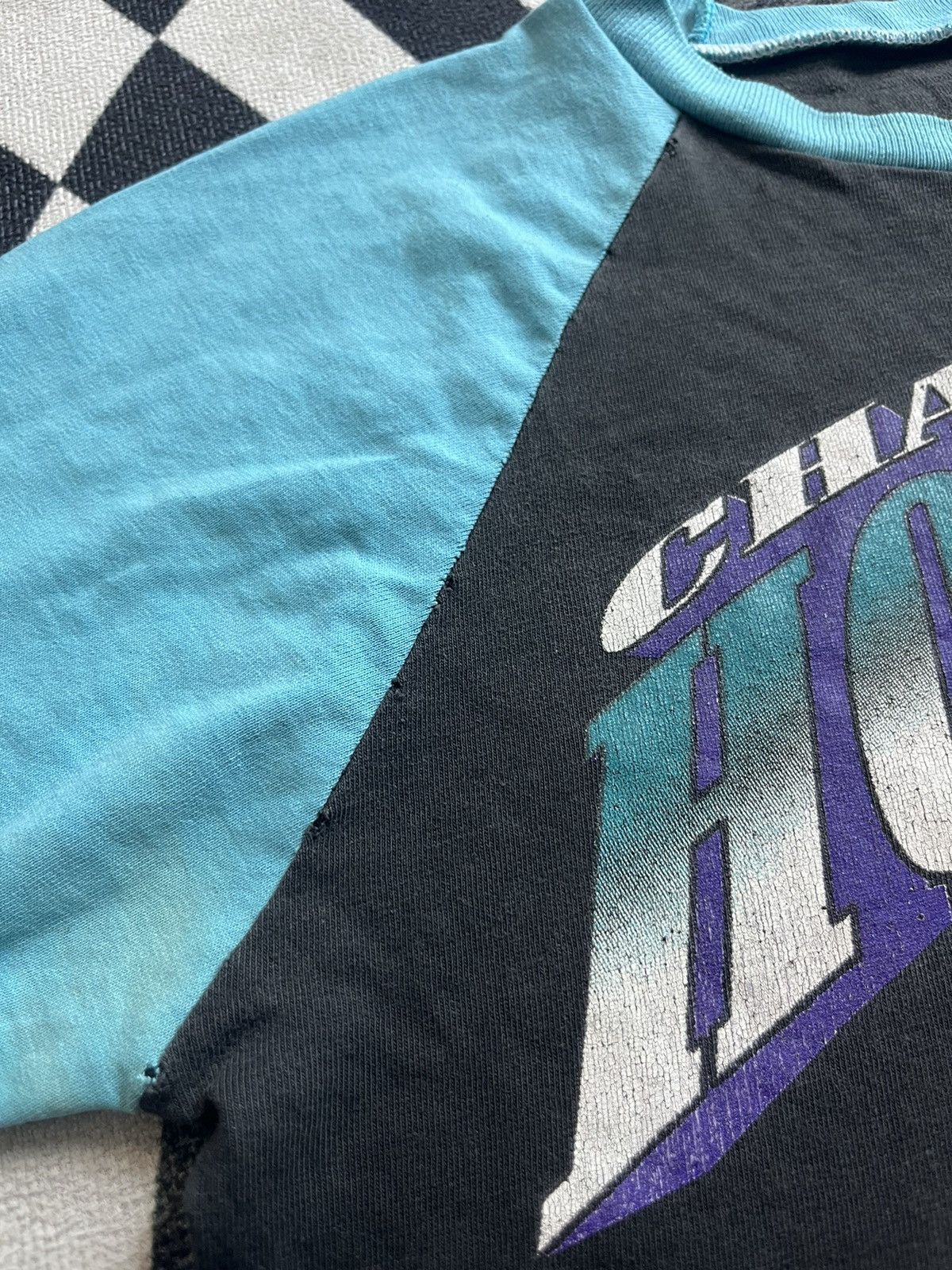 NBA Vintage CHARLOTTE HORNETS NBA 90’s Artwork Tshirt Size US M / EU 48-50 / 2 - 8 Thumbnail