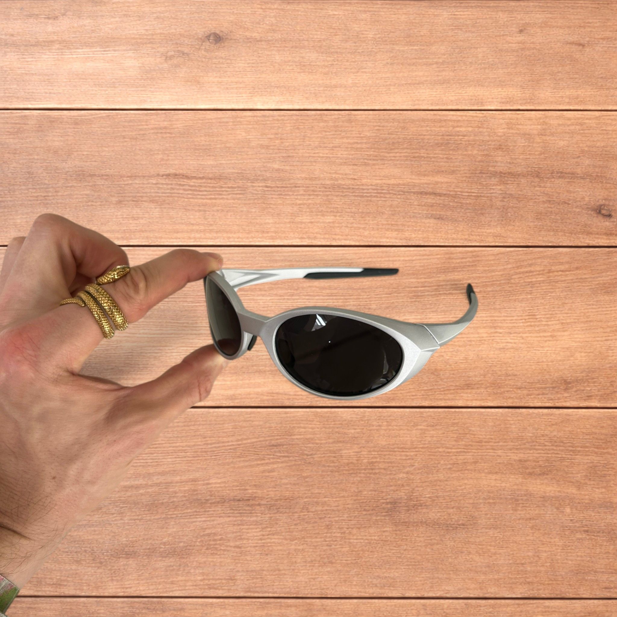 Japanese Brand Mirrored polarised sunglasses in silver with black lens. Size ONE SIZE - 7 Thumbnail