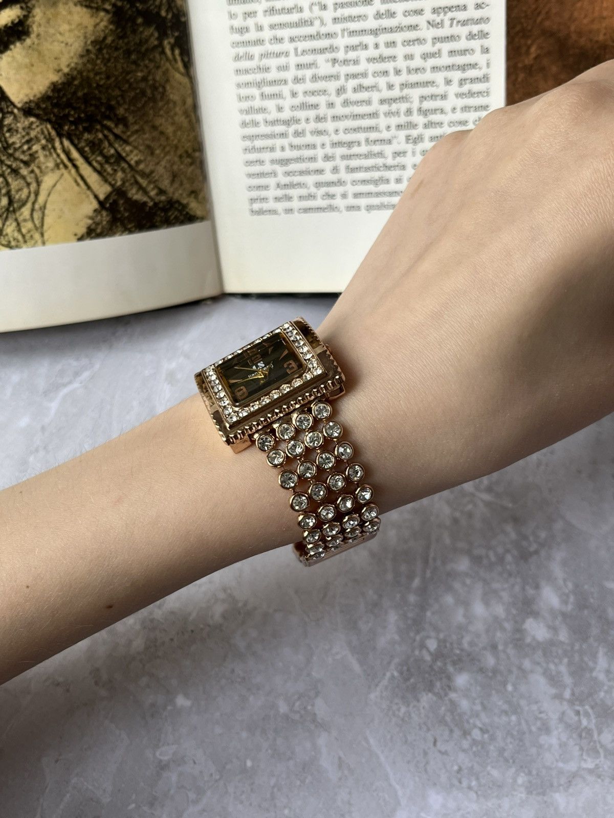 Liansheng Quartz Luxury Watch with Rhinestones