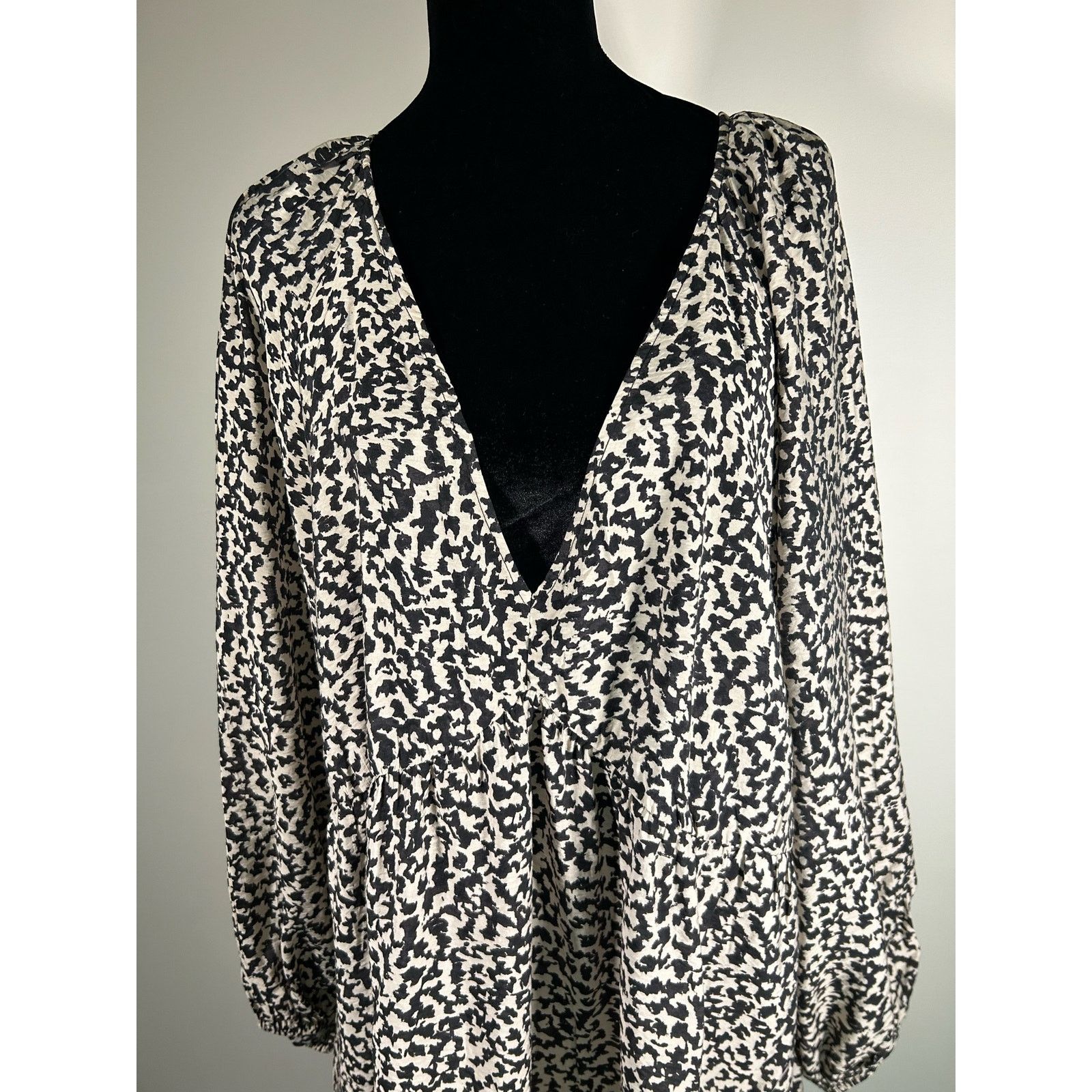 H&M H&M mini dress XXL leopard v-neck puff sleeve lightweight Size XXL / US 16-18 / IT 52-54 - 4 Thumbnail