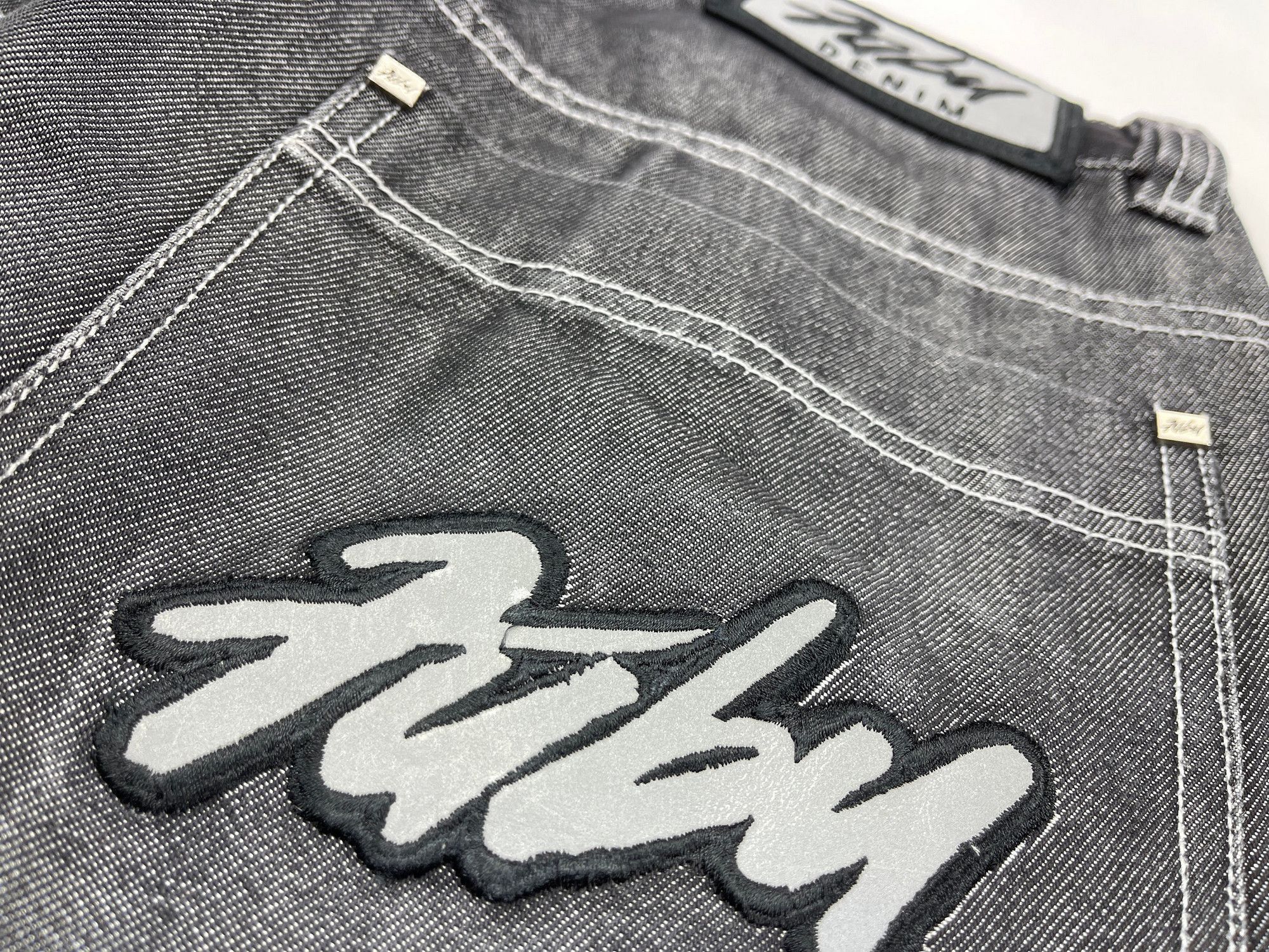 Fubu FUBU jeans, shiny black vintage baggy, silver metallic, W 30 Size US 30 / EU 46 - 4 Thumbnail