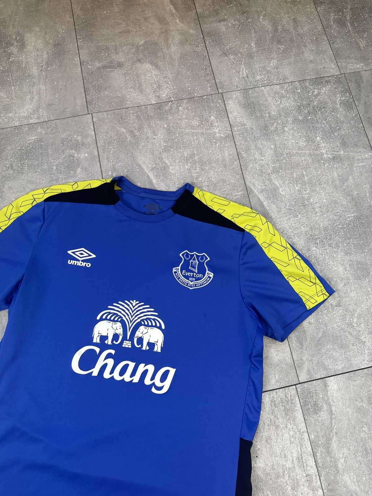Umbro Men’s Umbro Everton home soccer jersey Size US M / EU 48-50 / 2 - 3 Thumbnail