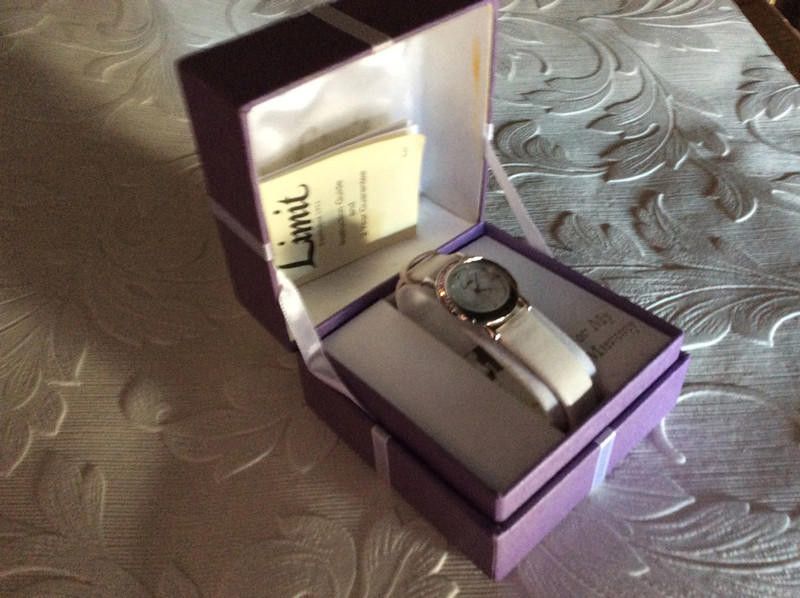Designer Limit mumy white leather strap watch Size ONE SIZE - 11 Thumbnail
