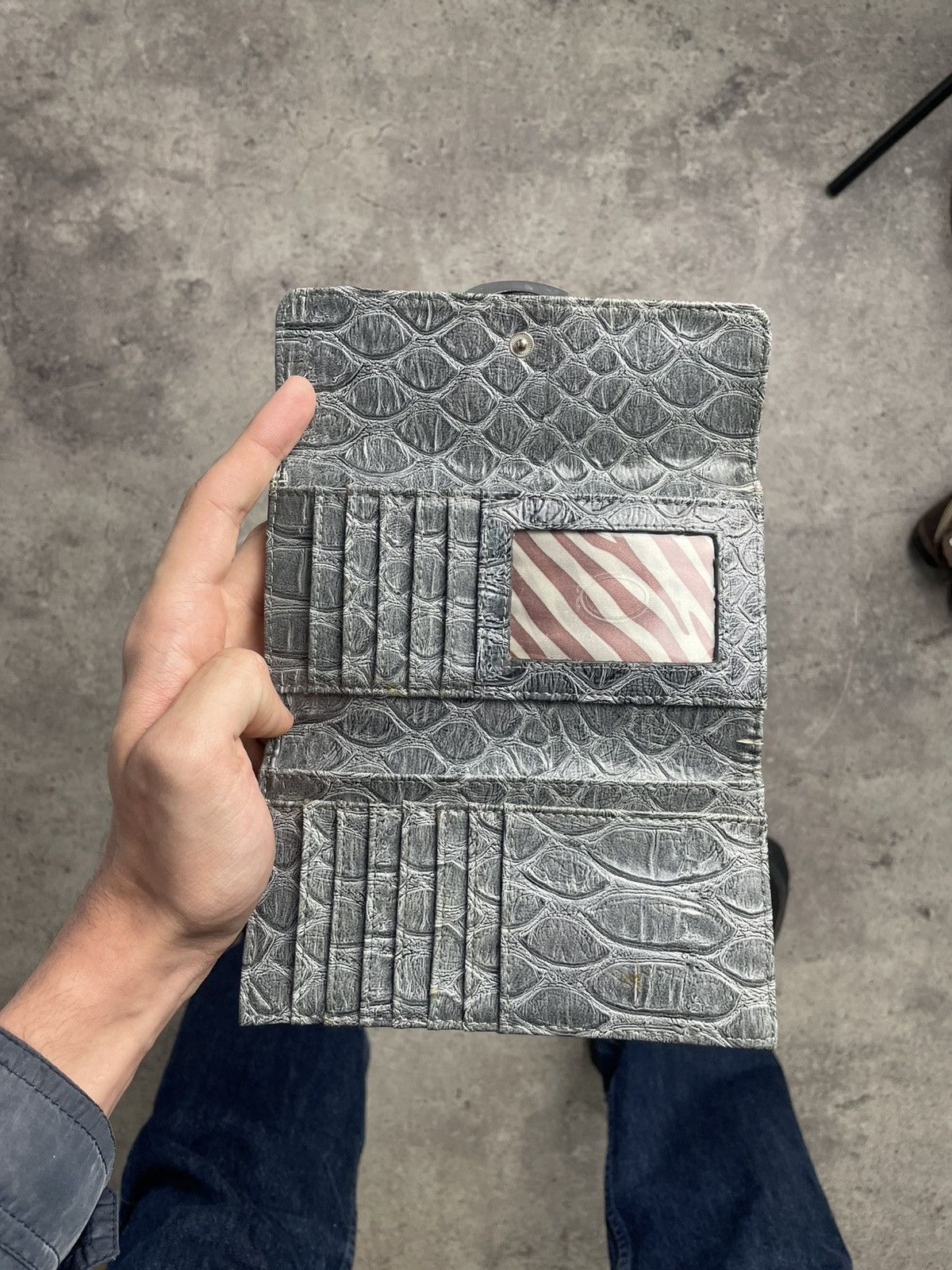 Guess × Vintage Y2k GUESS Gray Croc Gloss Monogram Buckle Trifold Wallet Size ONE SIZE - 6 Thumbnail