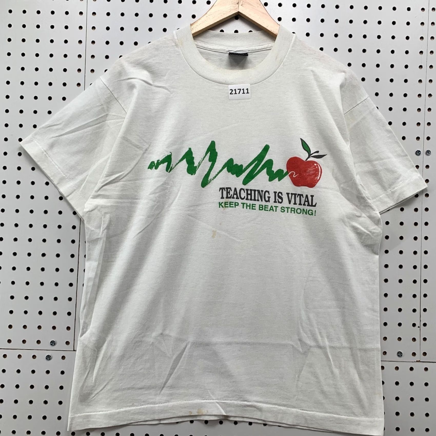 Fruit Of The Loom Vintage Teacher Shirt White Single Stitch Teaching Is Vital Mens Large 21.5x27 Size US L / EU 52-54 / 3 - 6 Thumbnail