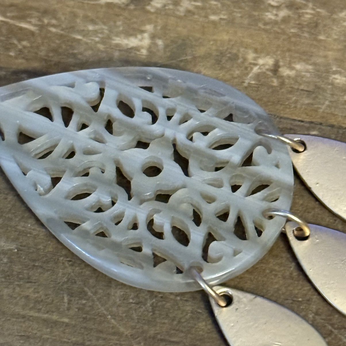 Other Cream and gold filigree teardrop dangle earrings Size ONE SIZE - 3 Thumbnail
