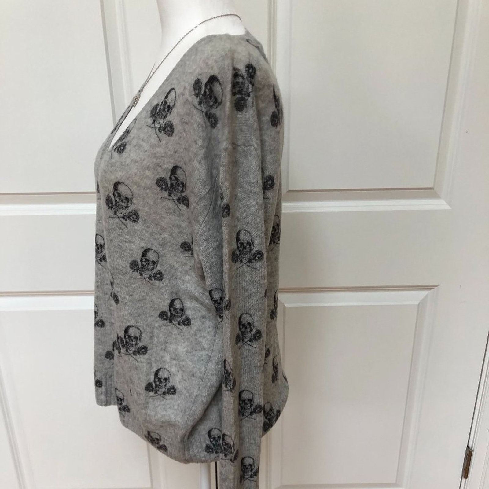 360Cashmere Rose & Skull Print Cashmere Sweater from 360 Cashmere Size XS / US 0-2 / IT 36-38 - 4 Thumbnail
