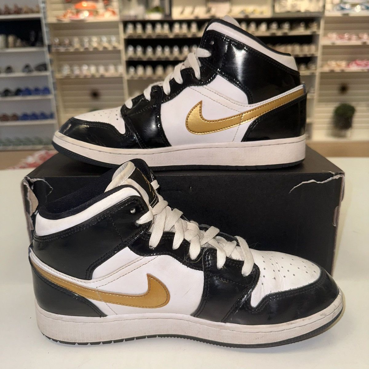 Nike Size 7Y (8.5W) - Nike Air Jordan 1 Mid Grade School Black Size US 8.5 / IT 38.5 - 2 Thumbnail