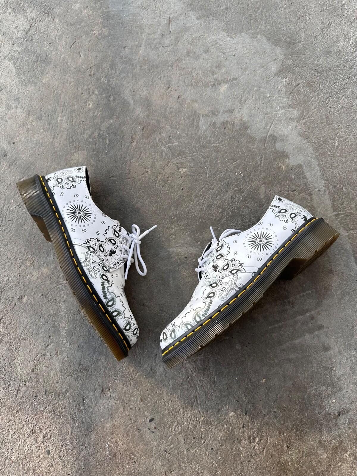 Dr. Martens Dr Martens 1461 White Bandana Print Industrial Shoes Lace Up Size US 7 / EU 40 - 1 Thumbnail