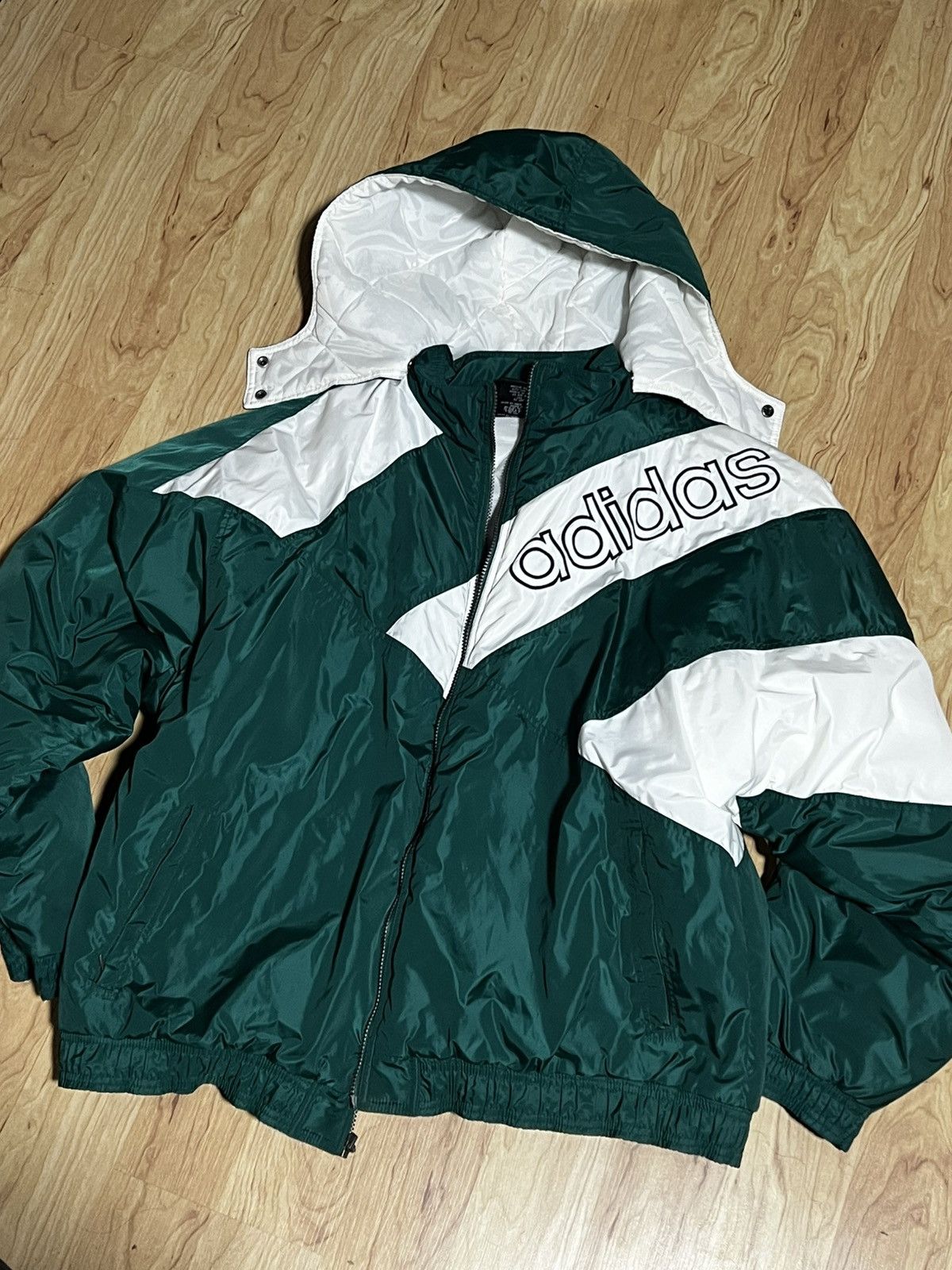 adidas（アディダス）の「IVY PARK サテン ボンバージャケット