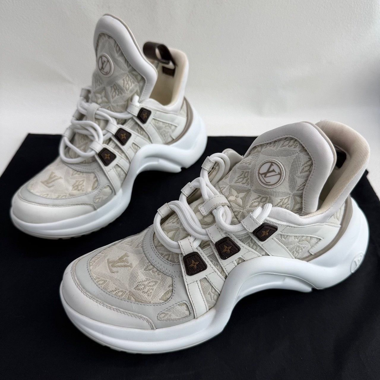 Louis Vuitton Louis Vuitton White Lowtop Sneakers us_8-5 Women Size US 8.5 / IT 38.5 - 1 Thumbnail