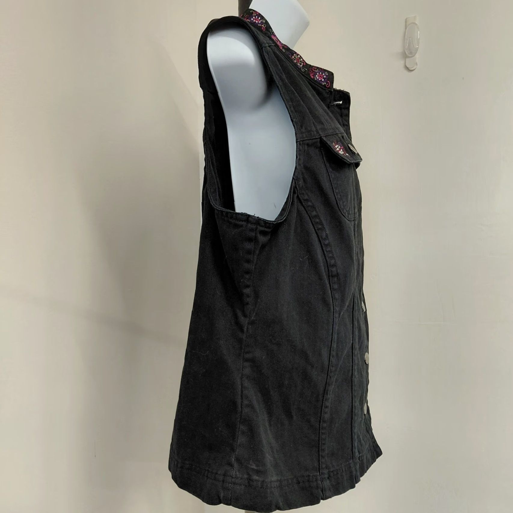 Vintage C.J. Banks Jean Vest Womens Size 1X Black Denim Embroidered Beaded Floral Design Shirt Vest Women Plus Size 1X Floral Size 40" / US 18 - 6 Thumbnail