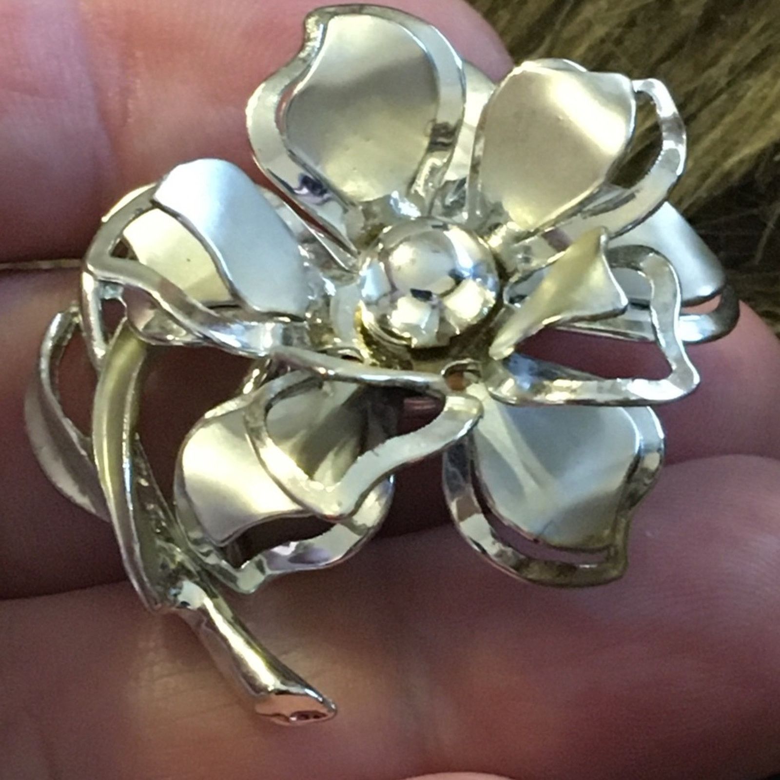 Vintage Vintage shiny silver tone flower brooch pin Size ONE SIZE - 3 Thumbnail