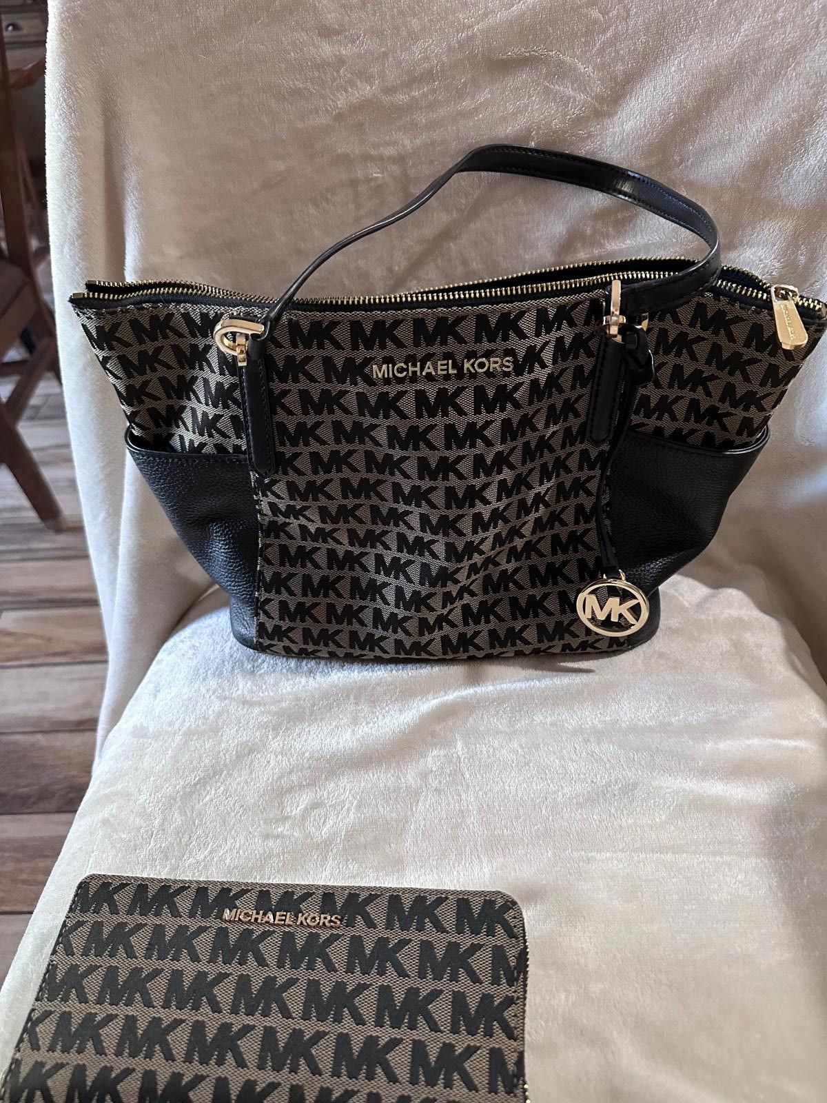 Other Michael Kors Monogram Tote Handbag with Matching Wallet Size ONE SIZE - 1 Thumbnail
