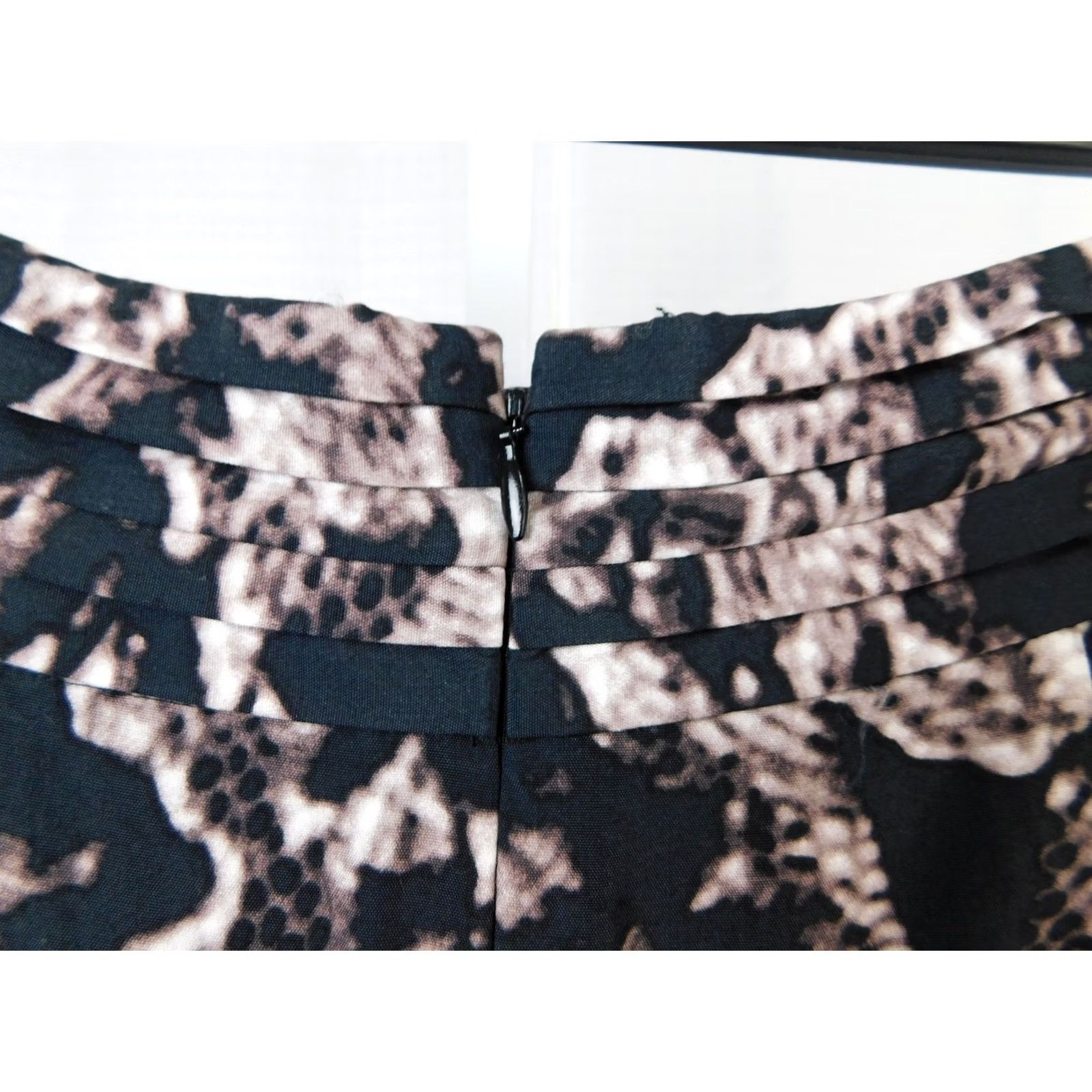 Banana Republic Banana Republic Floral Print Pleated Short Pencil Skirt Size 8 Beige-Black Black Beigesake? Size 30" / US 8 / IT 44 - 4 Thumbnail