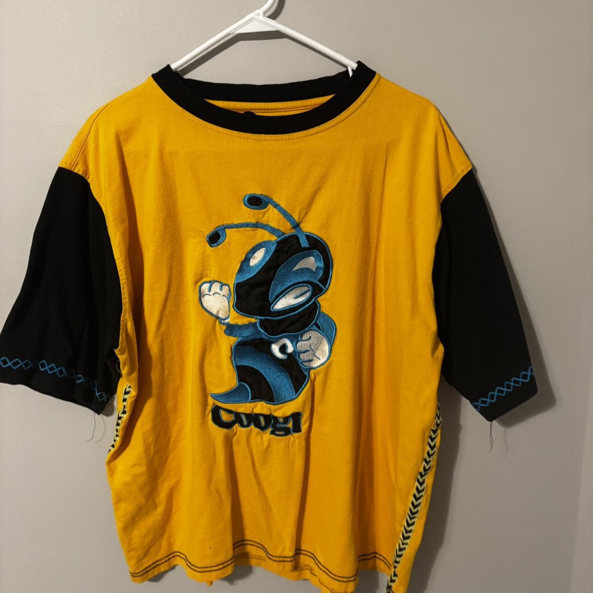 Coogi Y2K 2000s Coogi Blue Hornet Yellow Embroidered T Shirt Size US L / EU 52-54 / 3 - 1 Thumbnail