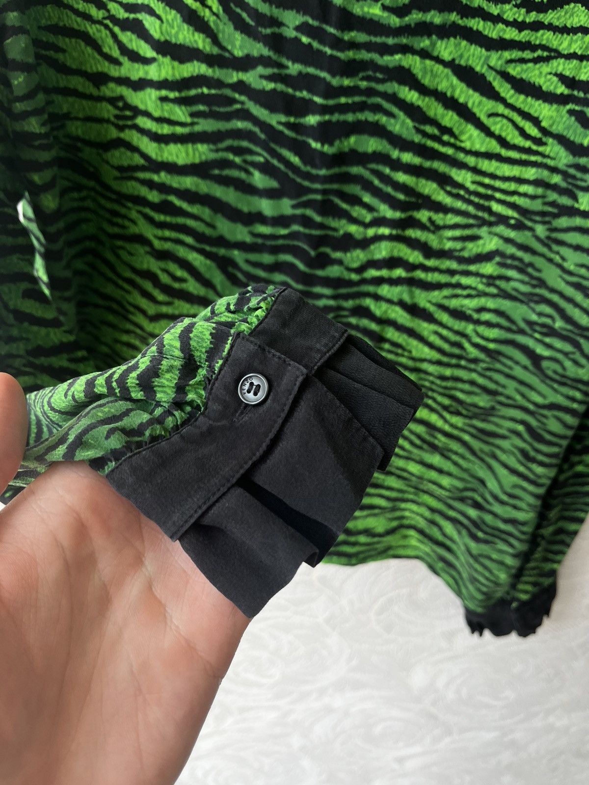 H&M × Kenzo Kenzo H&M Green Silk Tiger Print Beaded Button Blouse Ruffle Size S / US 4 / IT 40 - 8 Thumbnail