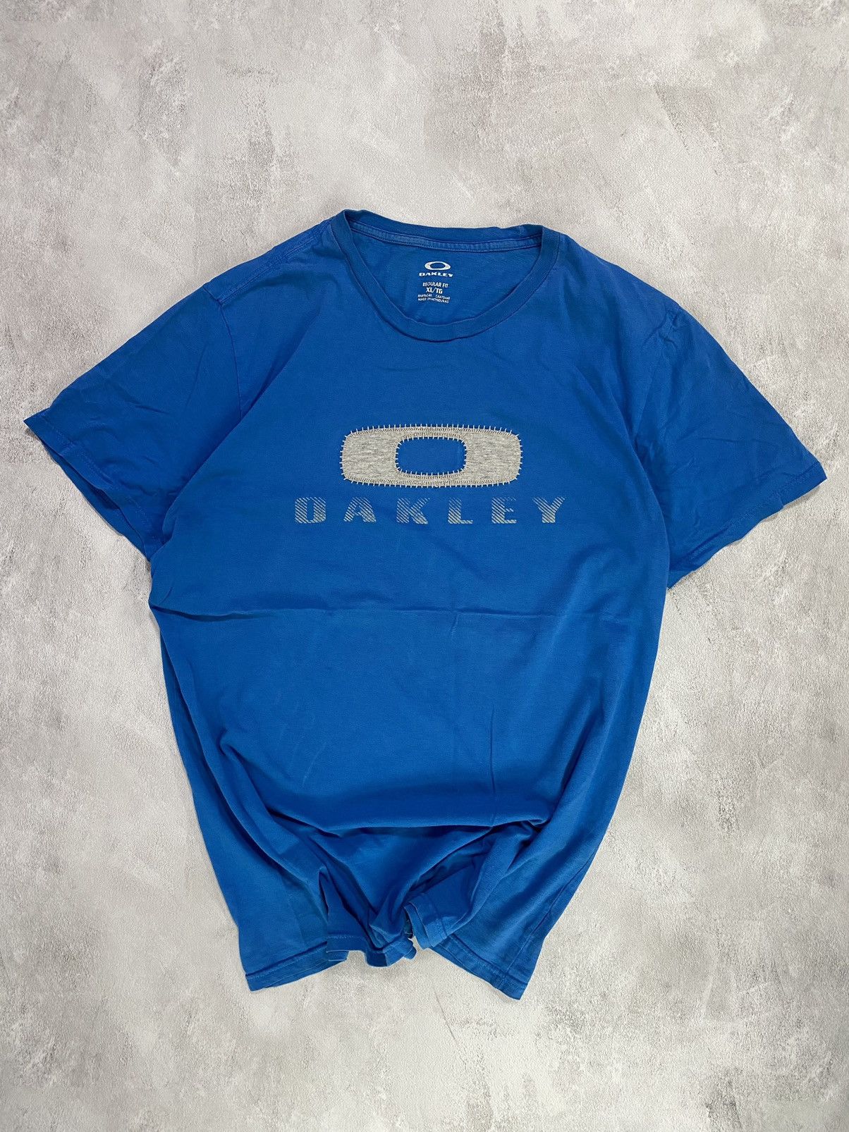 Japanese Brand 🌫️ Vintage T-Shirt OAKLEY Center Logo 3D Size US XL / EU 56 / 4 - 1 Thumbnail