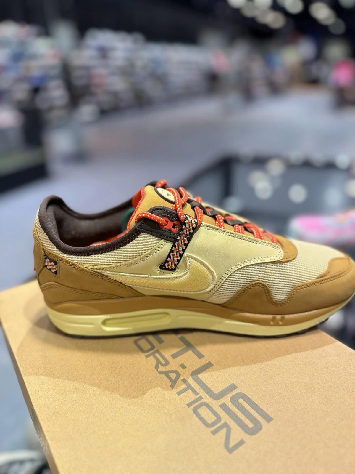 Nike Nike Air Max 1 Cactus Jack Travis Scott Wheat Size 10.5 DS Size US 10.5 / EU 43-44 - 7 Thumbnail