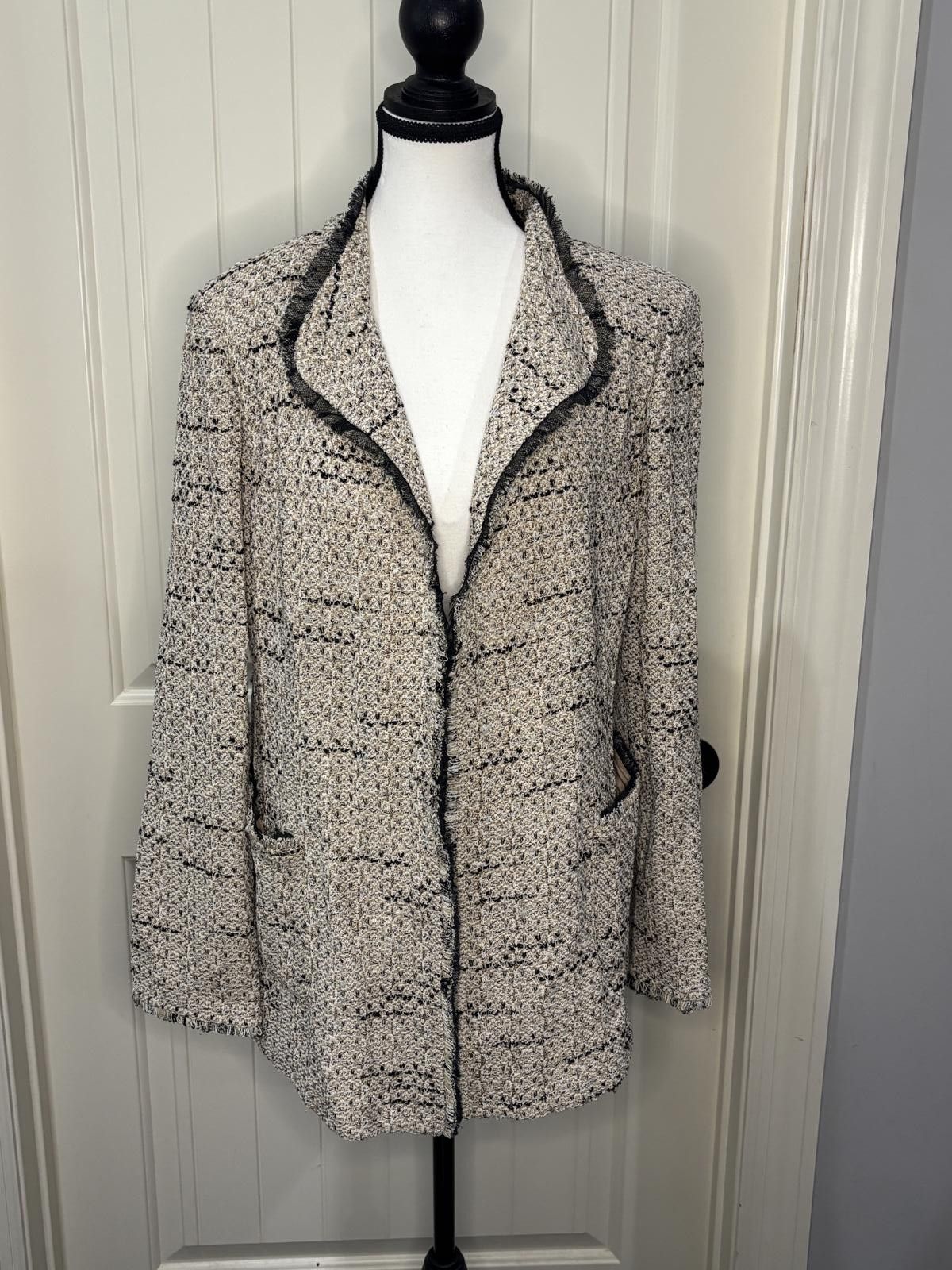 St. John 8. St. John Excellent Condition Black Trim Blazer Size 8 Size M / US 6-8 / IT 42-44 - 1 Thumbnail