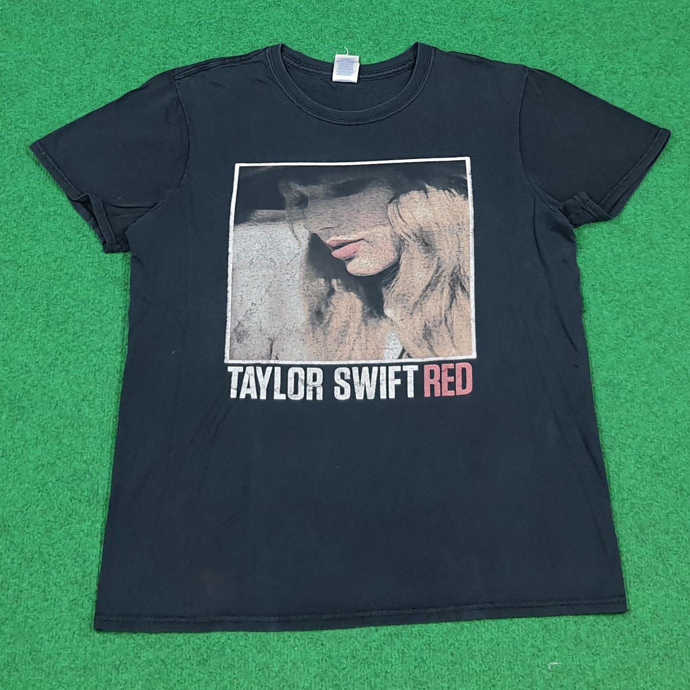 Band Tees Vintage Taylor Swift Red Tour 2013 Tshirt C294N31 Size US M / EU 48-50 / 2 - 1 Thumbnail