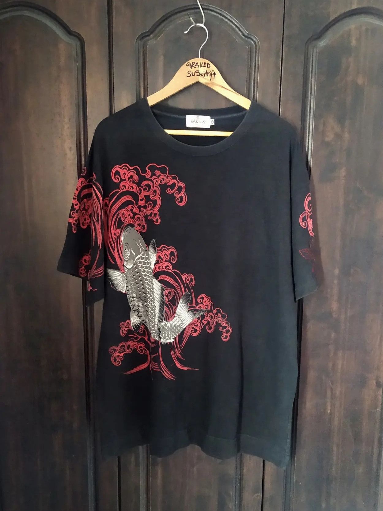 Japanese Brand 💥KARAKURI TAMASHI💥 Sukajan japan koi fish graphic T-shirt Size US XXL / EU 58 / 5 - 1 Thumbnail