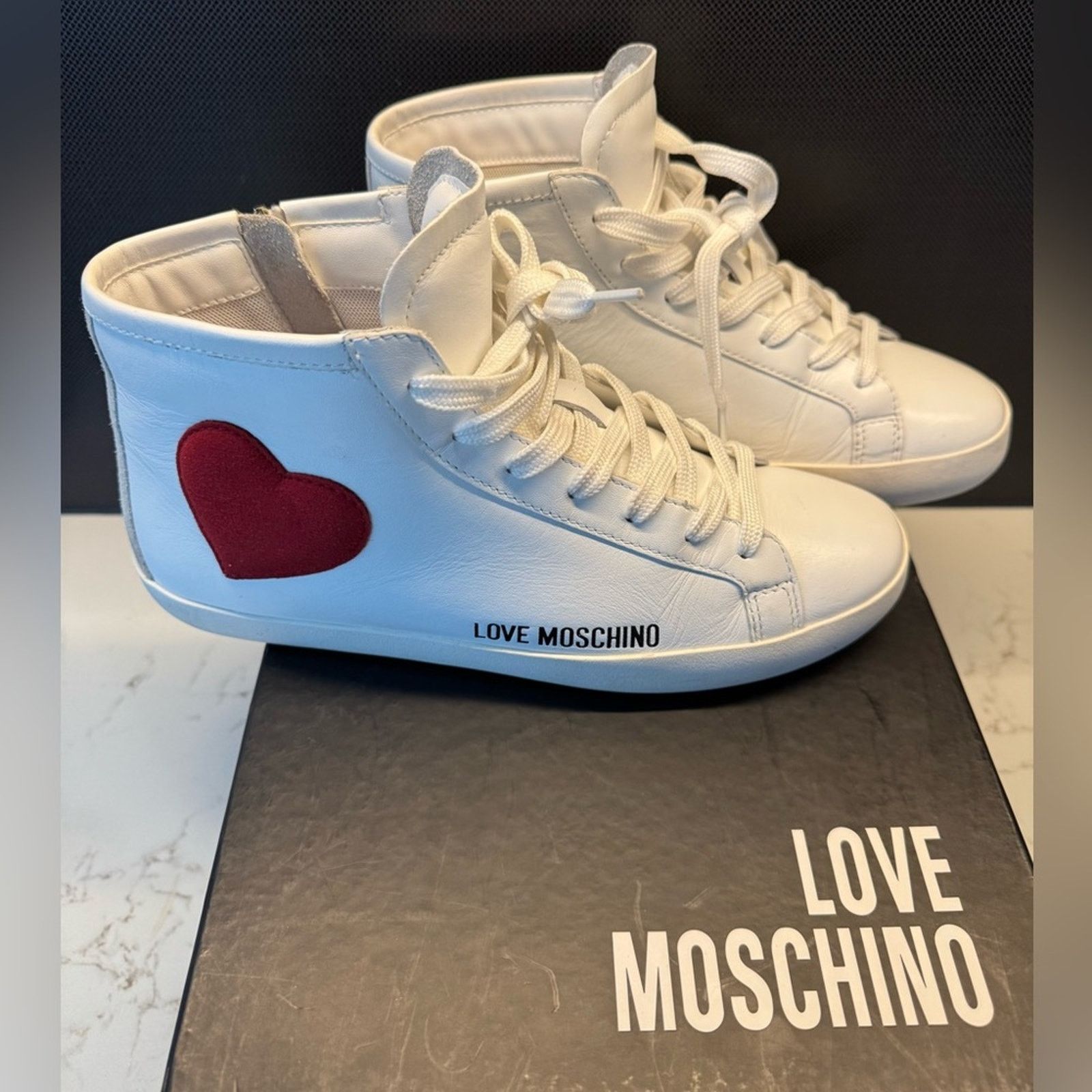 Love Moschino Love moschino high top sneakers white heart zip leather 39 Size US 9 / IT 39 - 2 Thumbnail