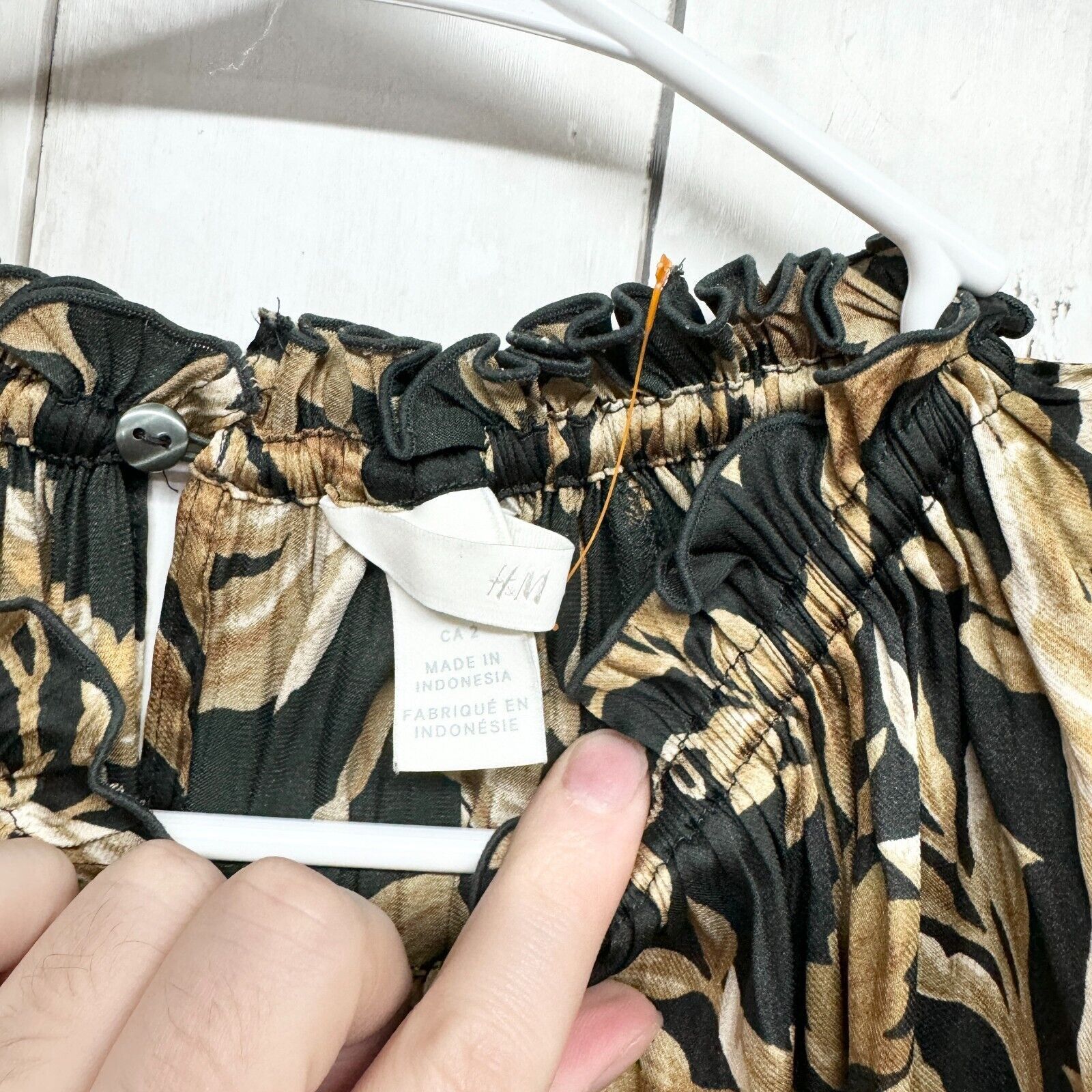 H&M H&M Blouse 2 Gold Wide Frill-Collared Mock Neck Long Sleeve Size XS / US 0-2 / IT 36-38 - 2 Thumbnail