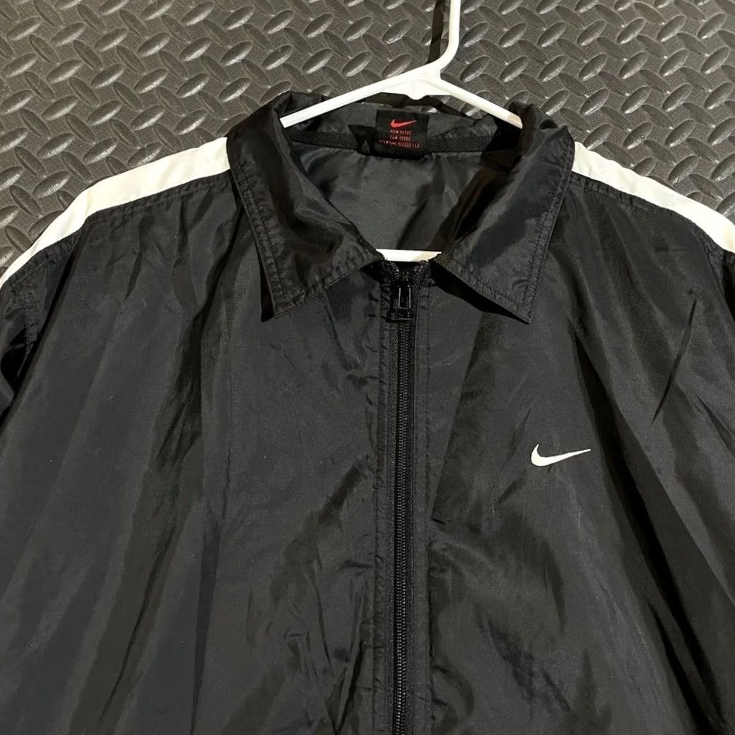 Nike VINTAGE Nike Black White Track Jacket Windbreaker Full Zip Men M Size US M / EU 48-50 / 2 - 2 Thumbnail