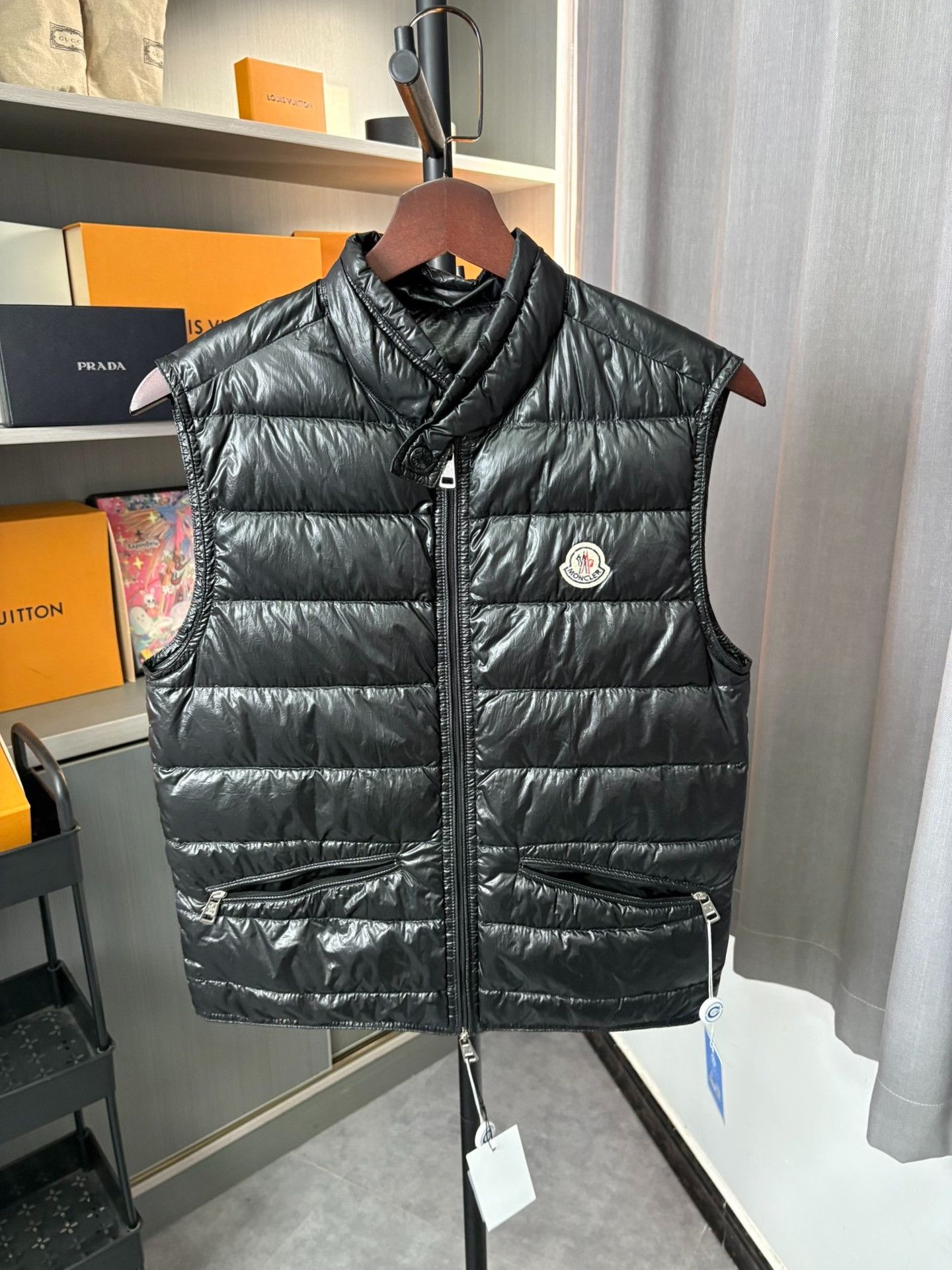 Moncler Moncler Down Black Vest L Men Size US L / EU 52-54 / 3 - 1 Thumbnail