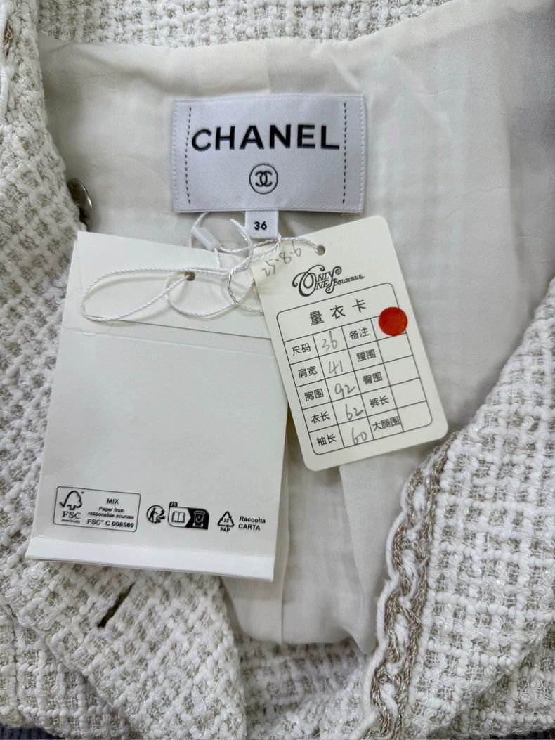 Chanel Chanel 25C white tweed four-pocket double-breasted jacket Size XS / US 0-2 / IT 36-38 - 6 Thumbnail