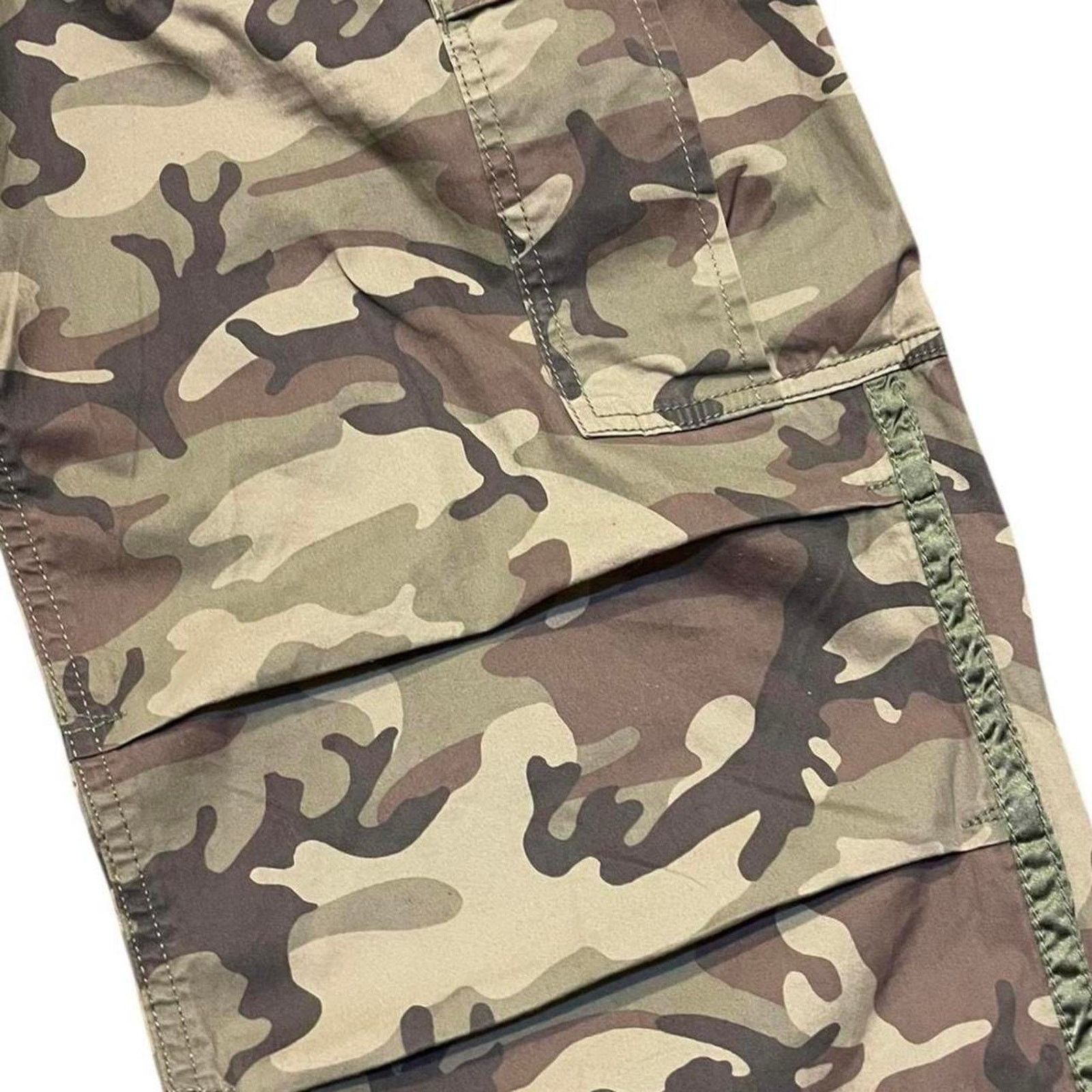 Abercrombie & Fitch VTG Y2K 2000s low-rise Abercrombie & Fitch camo cargo pants Size 27" / US 4 / IT 40 - 4 Thumbnail