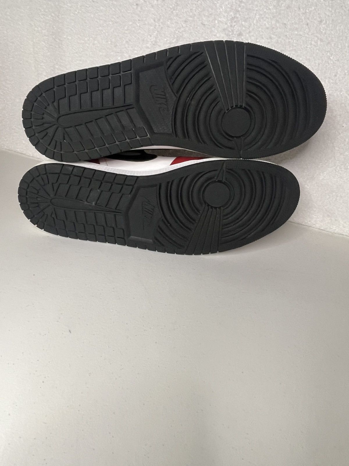Nike Nike Air Jordan 1 Mid Chicago Black Toe Size 14 Size US 14 / EU 47 - 10 Thumbnail