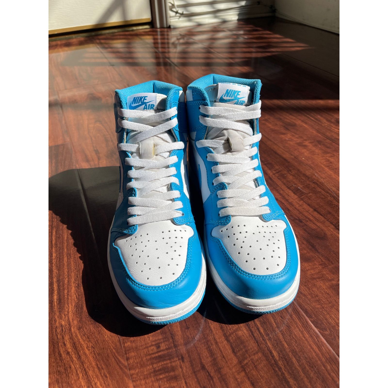 Jordan Brand 2015 Air Jordan 1 Retro High OG "UNC" Size US 9 / EU 42 - 3 Thumbnail