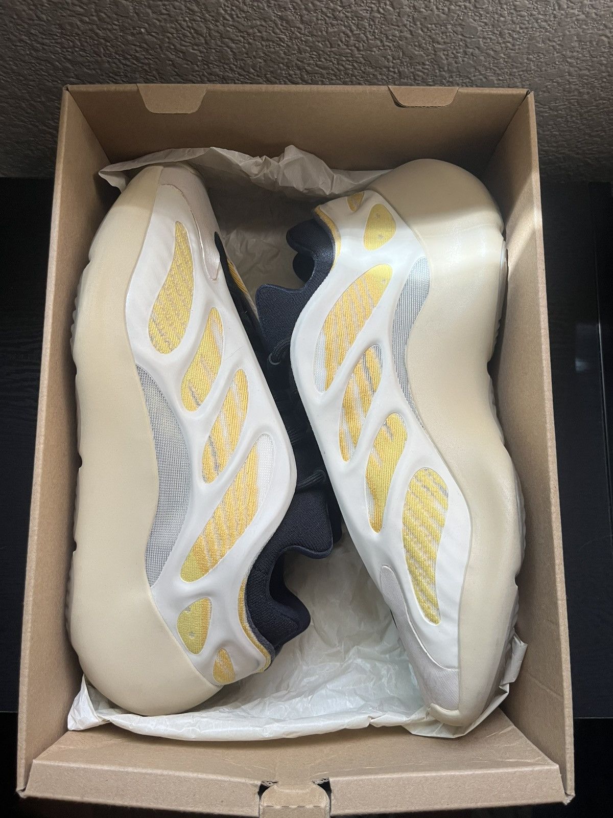 Yeezy adidas Yeezy 700 V3 Safflower Size 9.5 Size US 9.5 / EU 42-43 - 1 Thumbnail